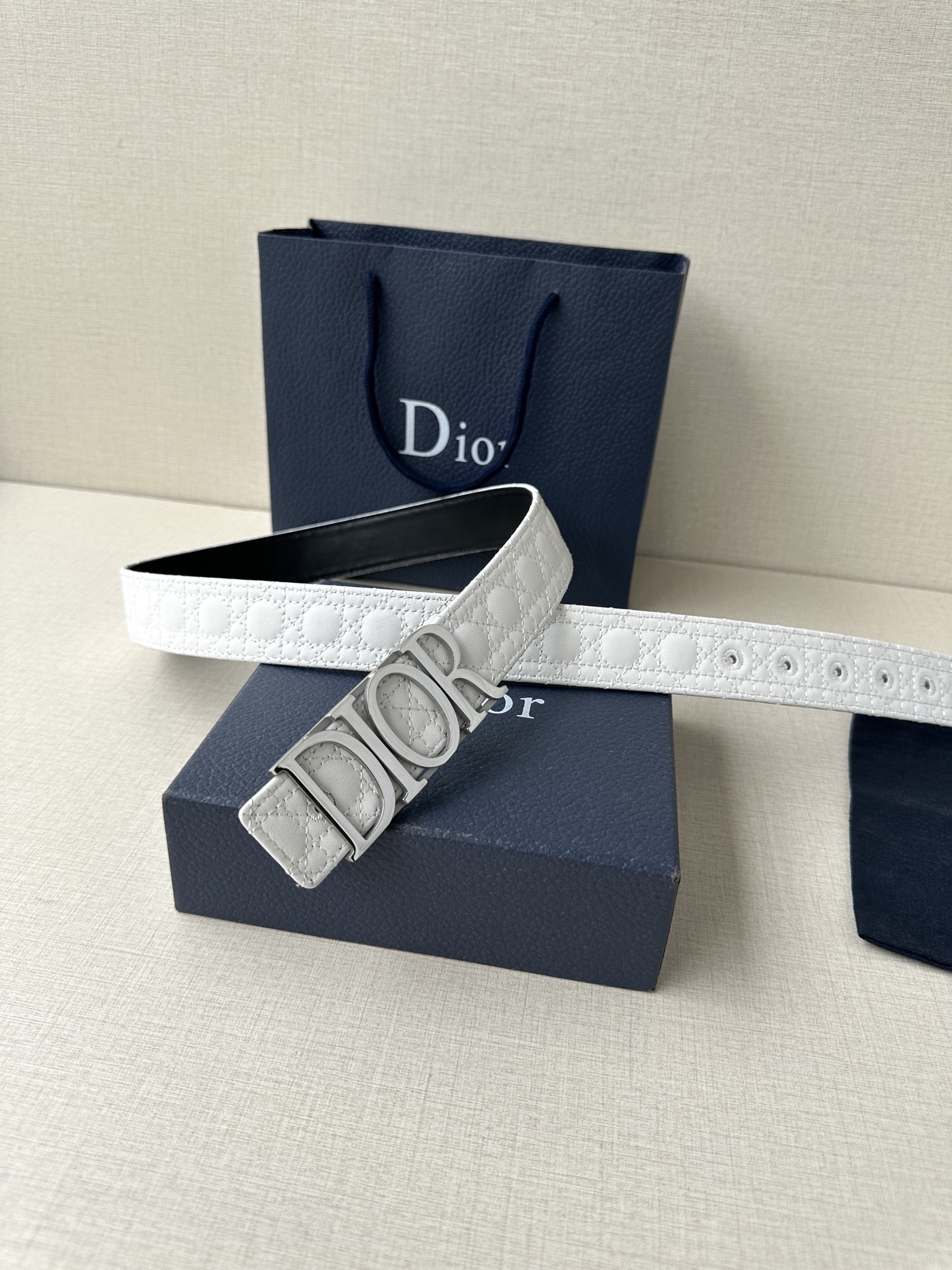 这款 D-Dream 腰带是春夏成衣系列新品，以时尚高雅全新演绎 Dior标志。采用头层牛皮精心制作，搭