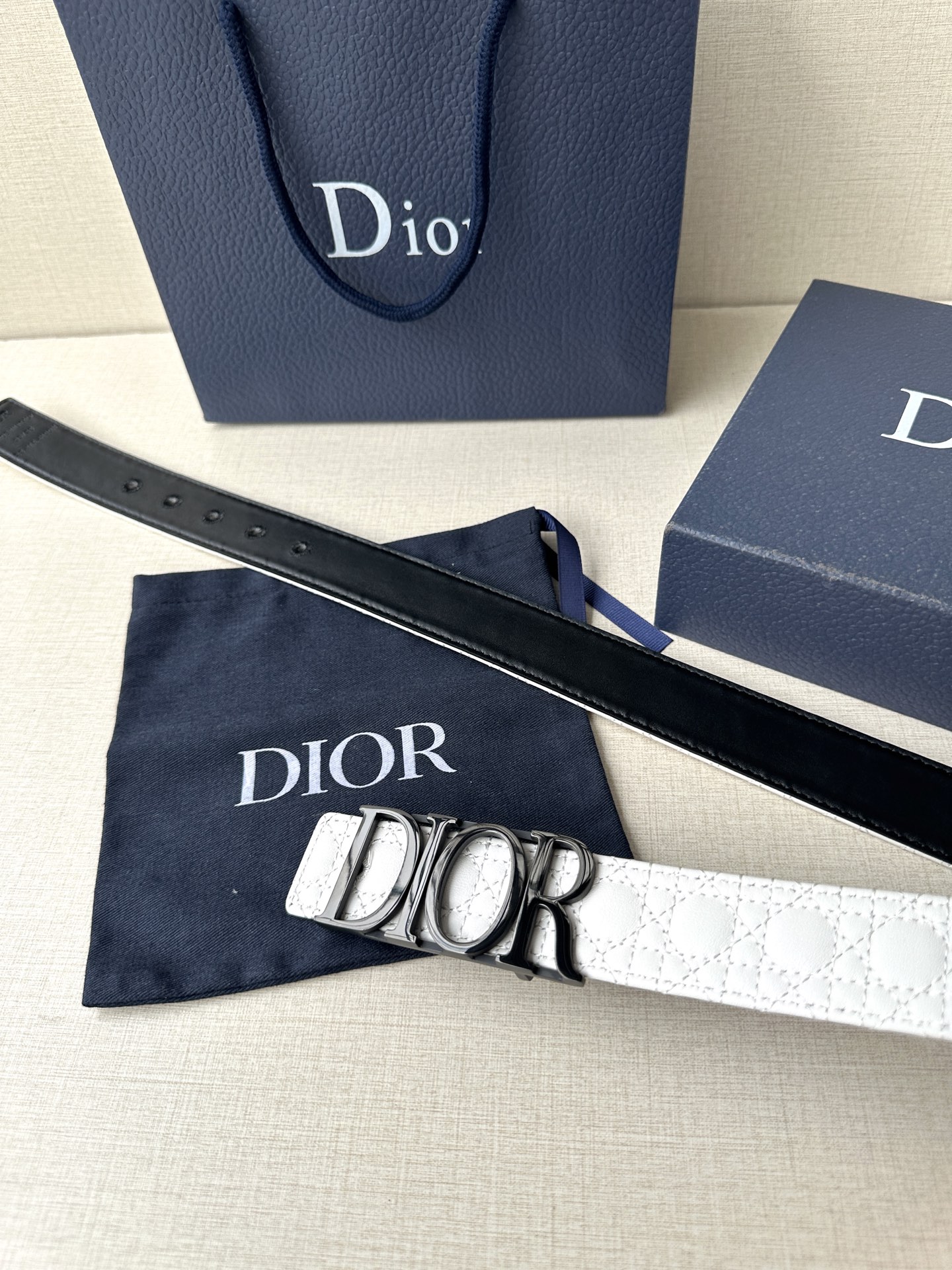 这款 D-Dream 腰带是春夏成衣系列新品，以时尚高雅全新演绎 Dior标志。采用头层牛皮精心制作，搭