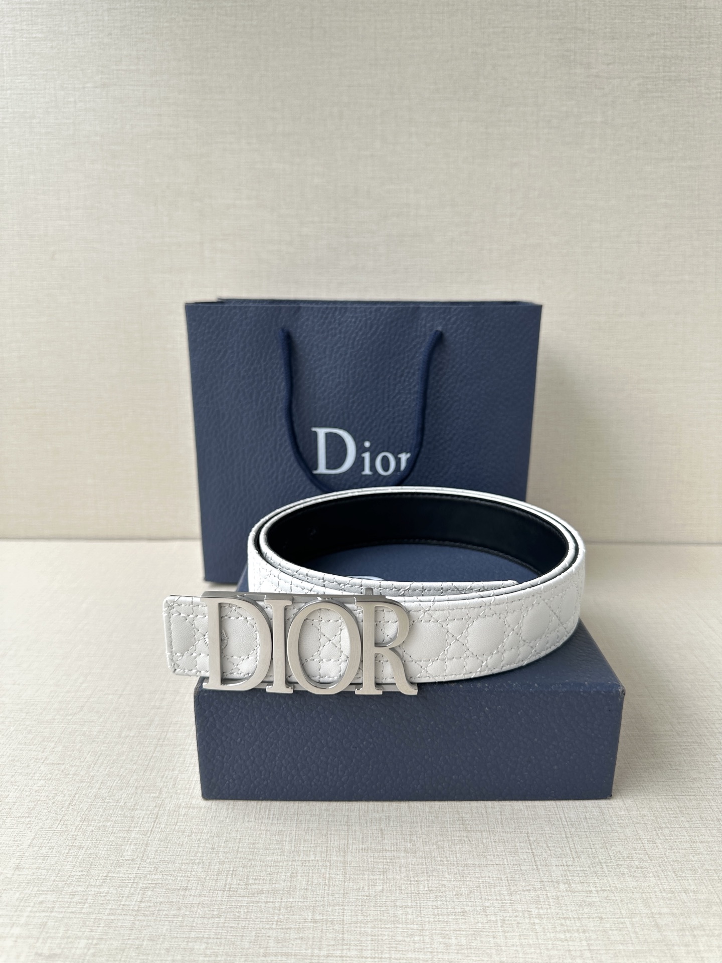 这款 D-Dream 腰带是春夏成衣系列新品，以时尚高雅全新演绎 Dior标志。采用头层牛皮精心制作，搭