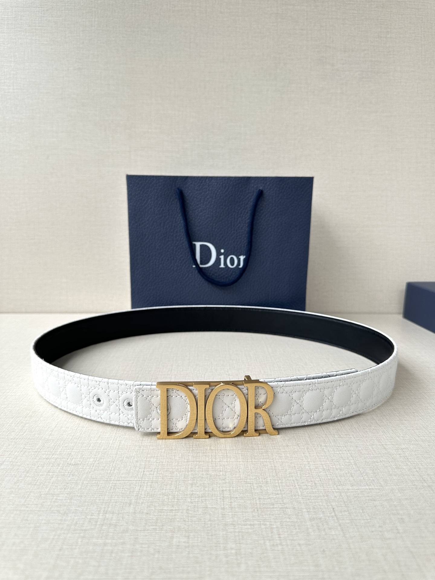 这款 D-Dream 腰带是春夏成衣系列新品，以时尚高雅全新演绎 Dior标志。采用头层牛皮精心制作，搭