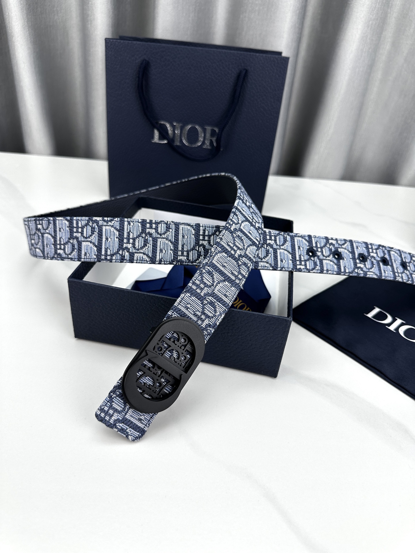 宽度3 5cm 这款腰带扣以 Oblique Cosmo 图案金属饰牌诠释品牌经典图案 以金色/白色饰面以不锈钢精心打造
