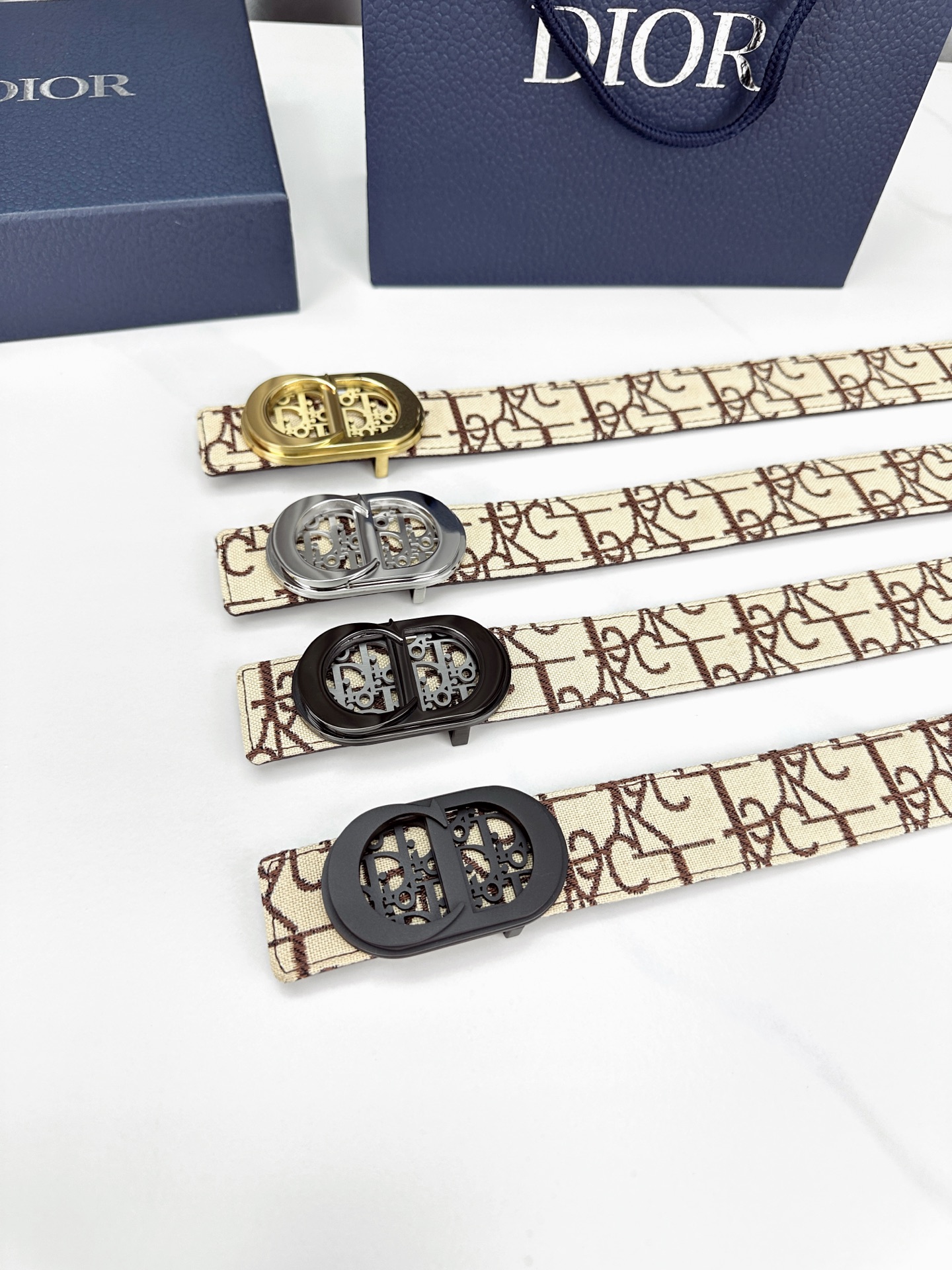 宽度3.5cm 这款腰带扣以 Oblique Cosmo 图案金属饰牌诠释品牌经典图案，以金色/白色饰面