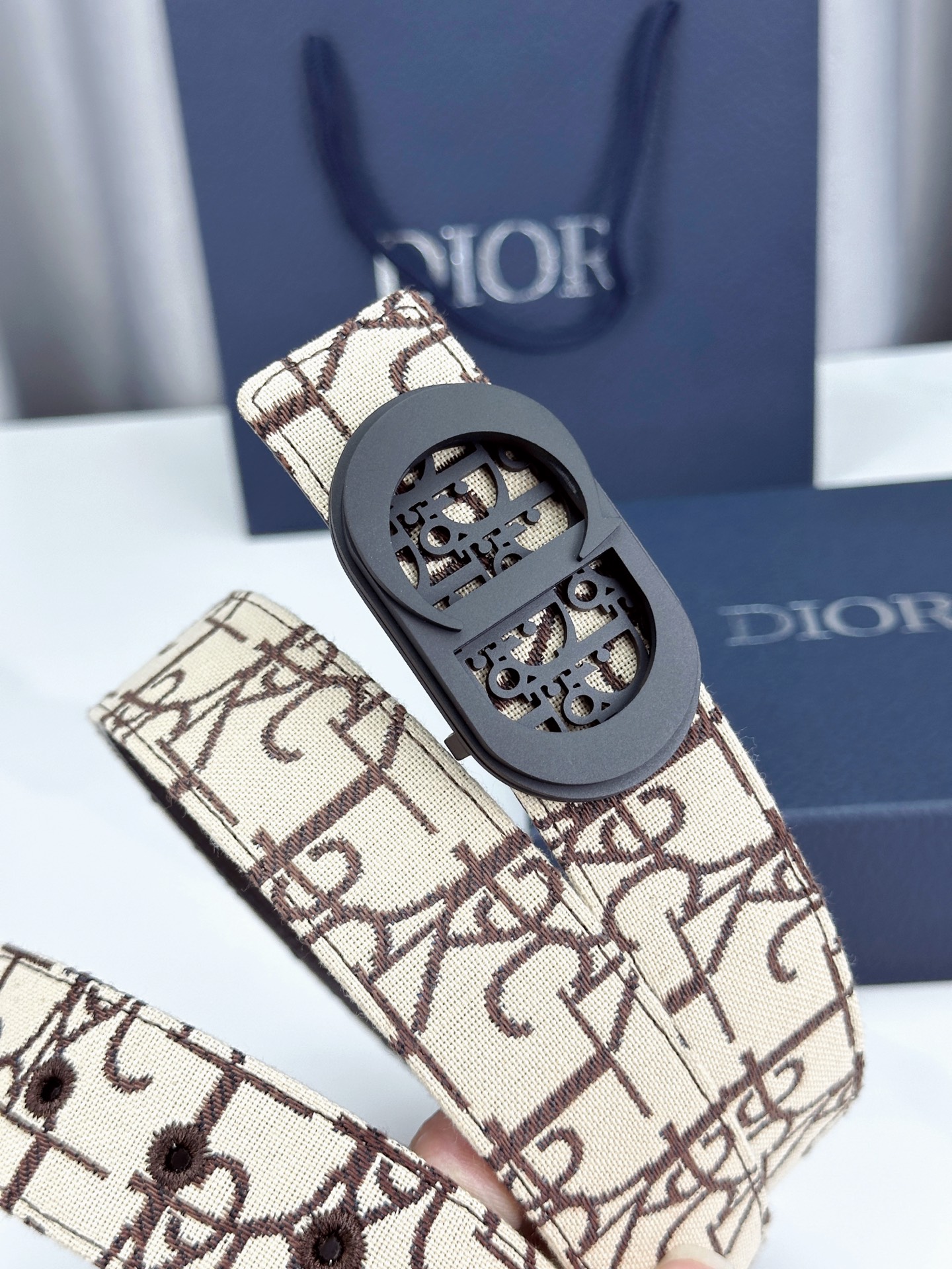 宽度3.5cm 这款腰带扣以 Oblique Cosmo 图案金属饰牌诠释品牌经典图案，以金色/白色饰面