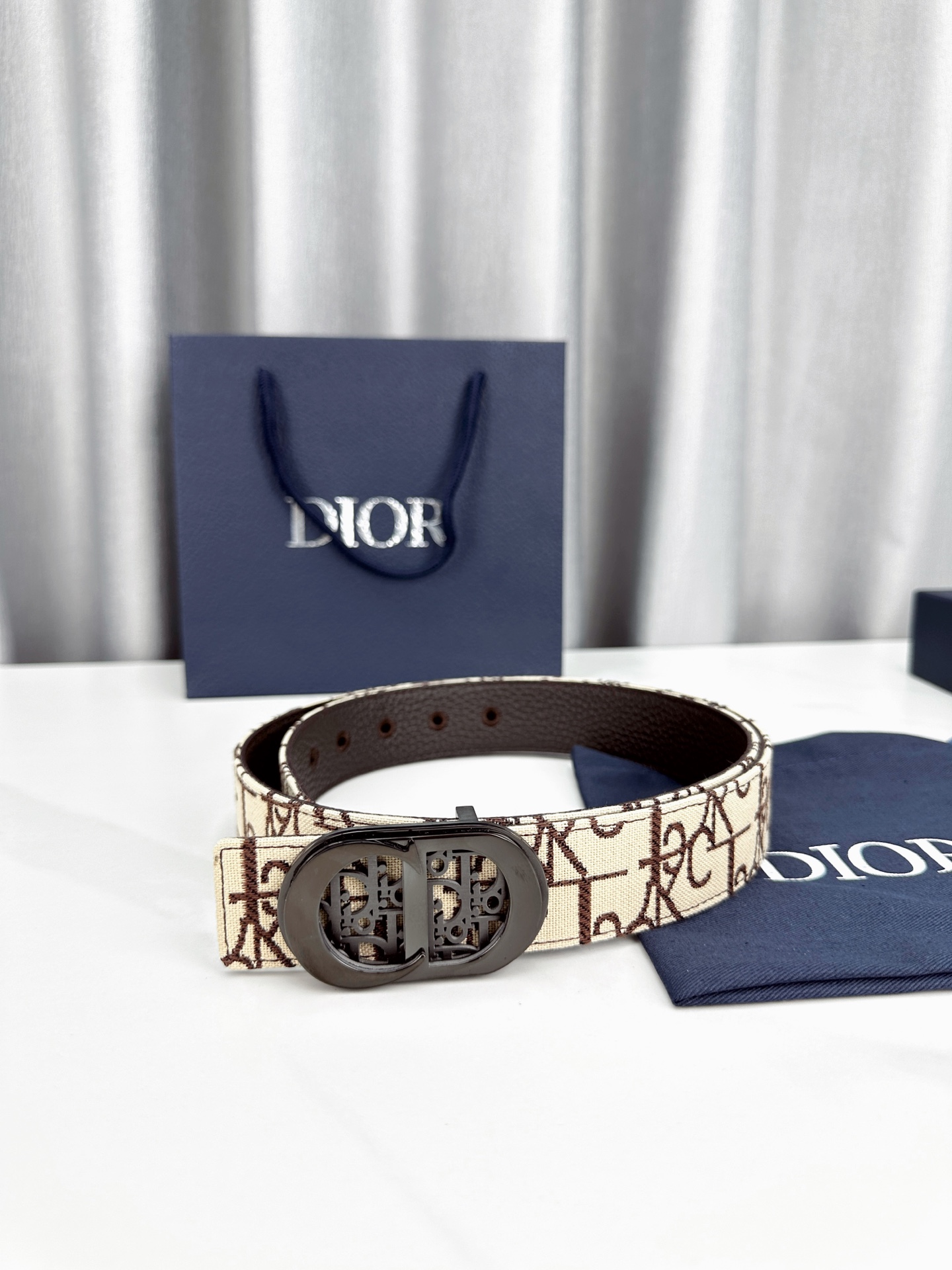 宽度3.5cm 这款腰带扣以 Oblique Cosmo 图案金属饰牌诠释品牌经典图案，以金色/白色饰面