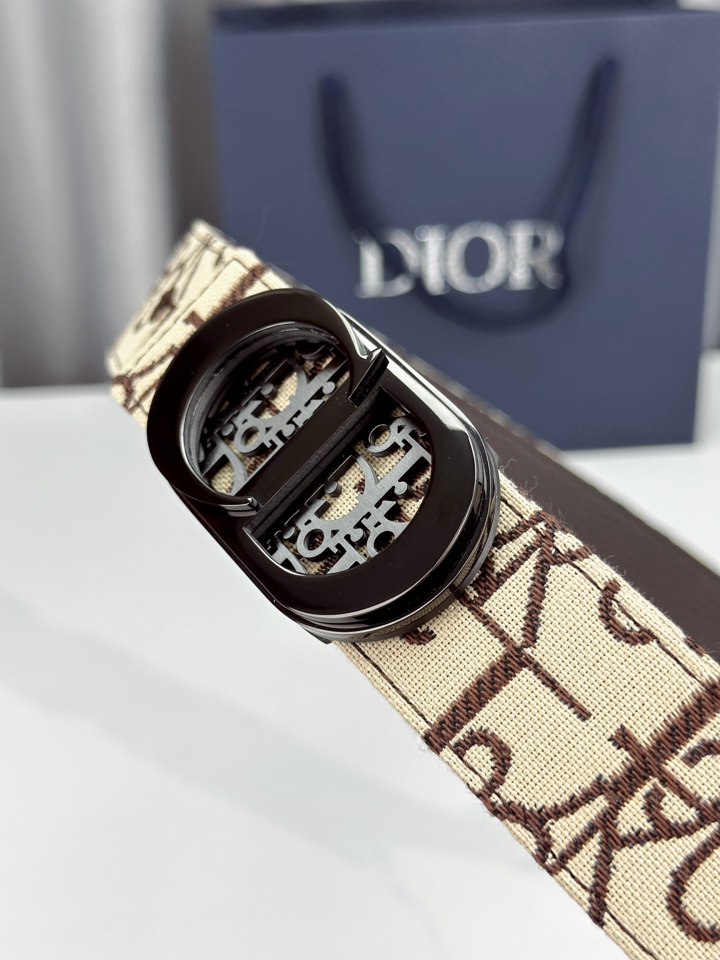 宽度3.5cm 这款腰带扣以 Oblique Cosmo 图案金属饰牌诠释品牌经典图案，以金色/白色饰面