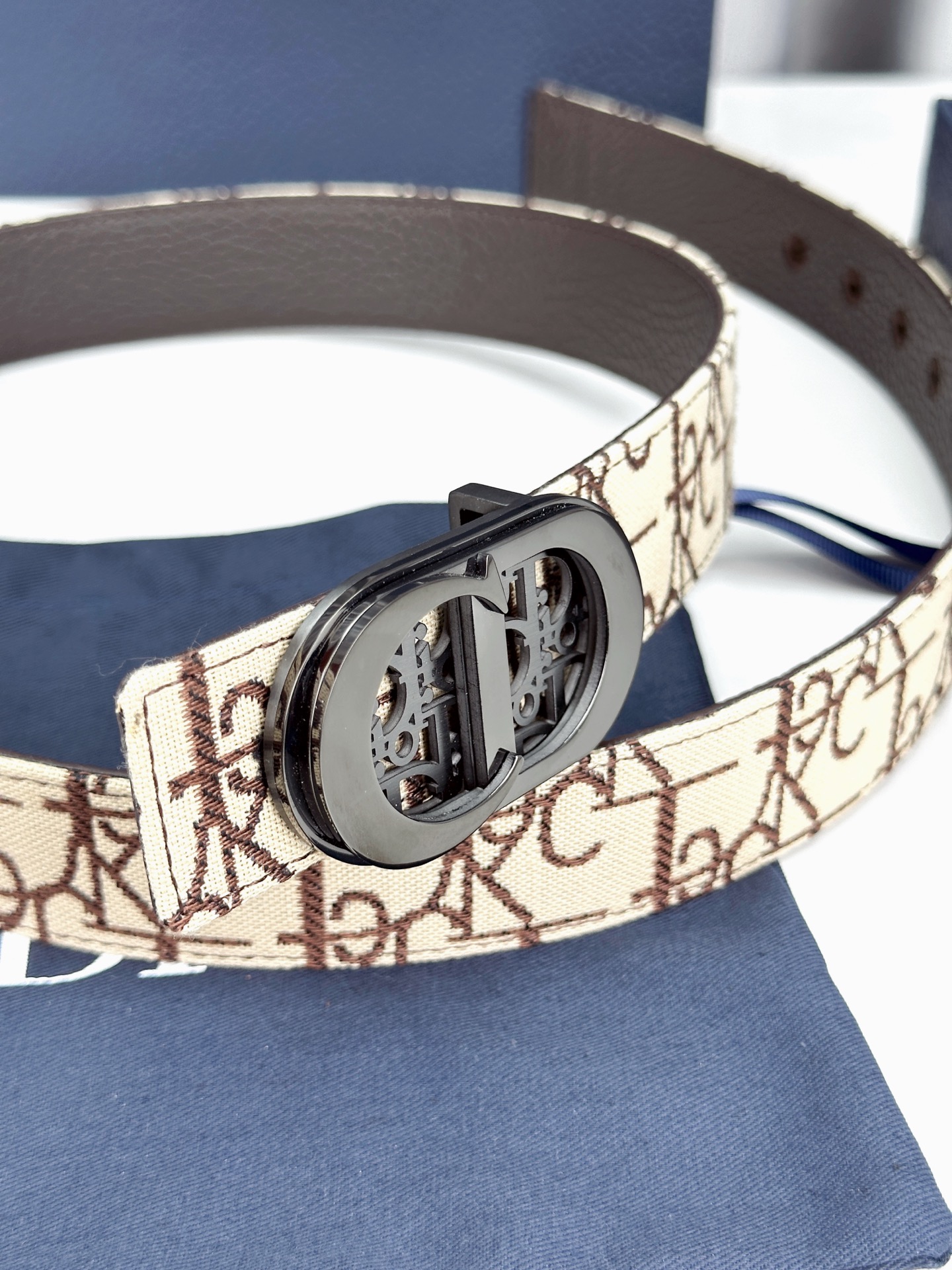 宽度3.5cm 这款腰带扣以 Oblique Cosmo 图案金属饰牌诠释品牌经典图案，以金色/白色饰面