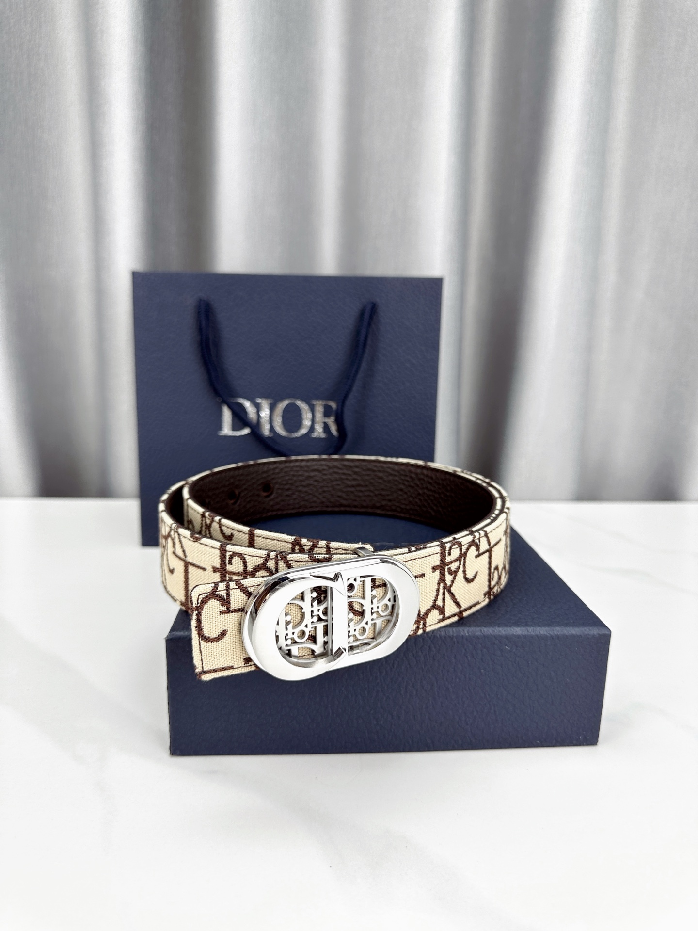 宽度3.5cm 这款腰带扣以 Oblique Cosmo 图案金属饰牌诠释品牌经典图案，以金色/白色饰面