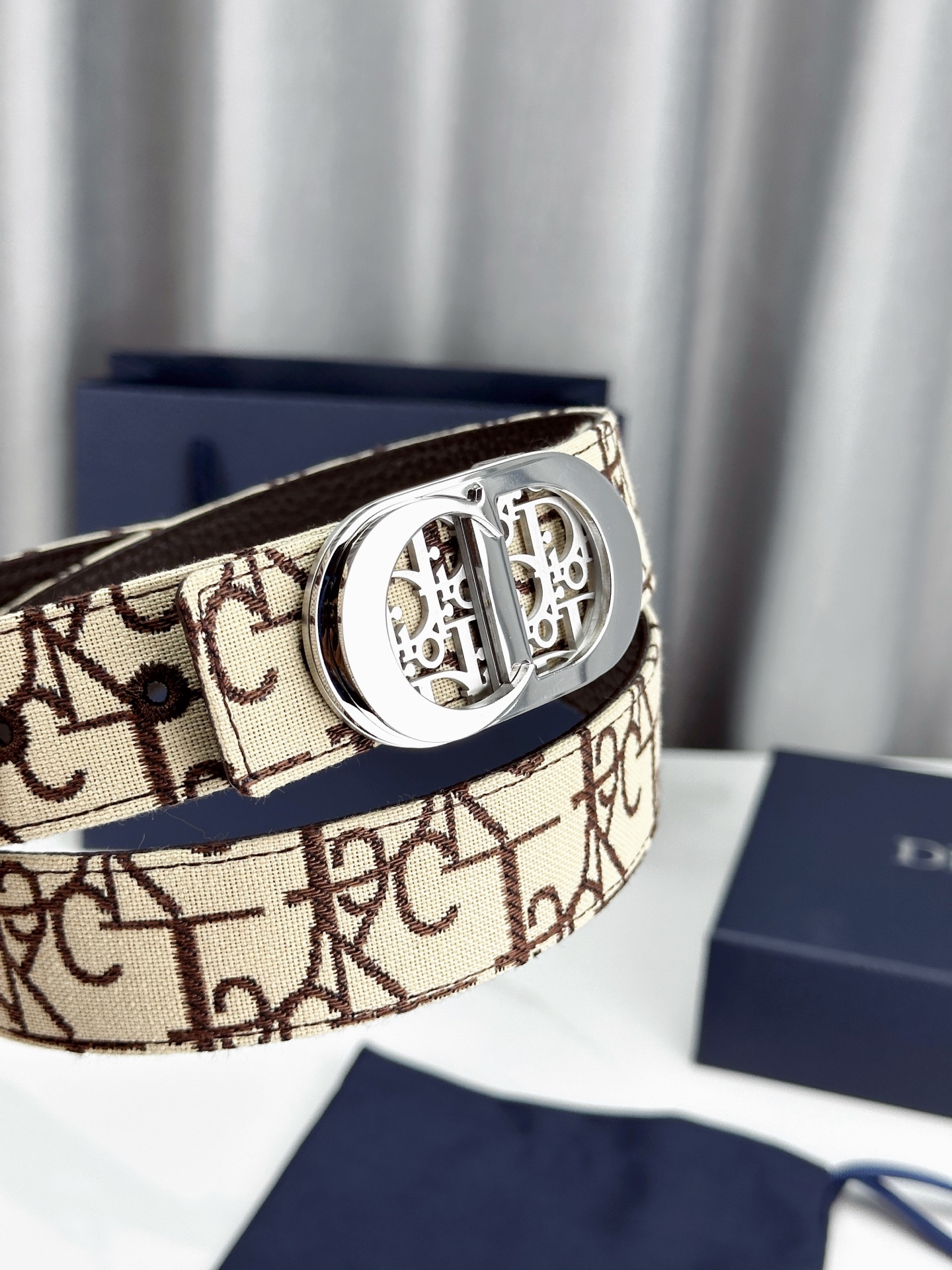 宽度3.5cm 这款腰带扣以 Oblique Cosmo 图案金属饰牌诠释品牌经典图案，以金色/白色饰面