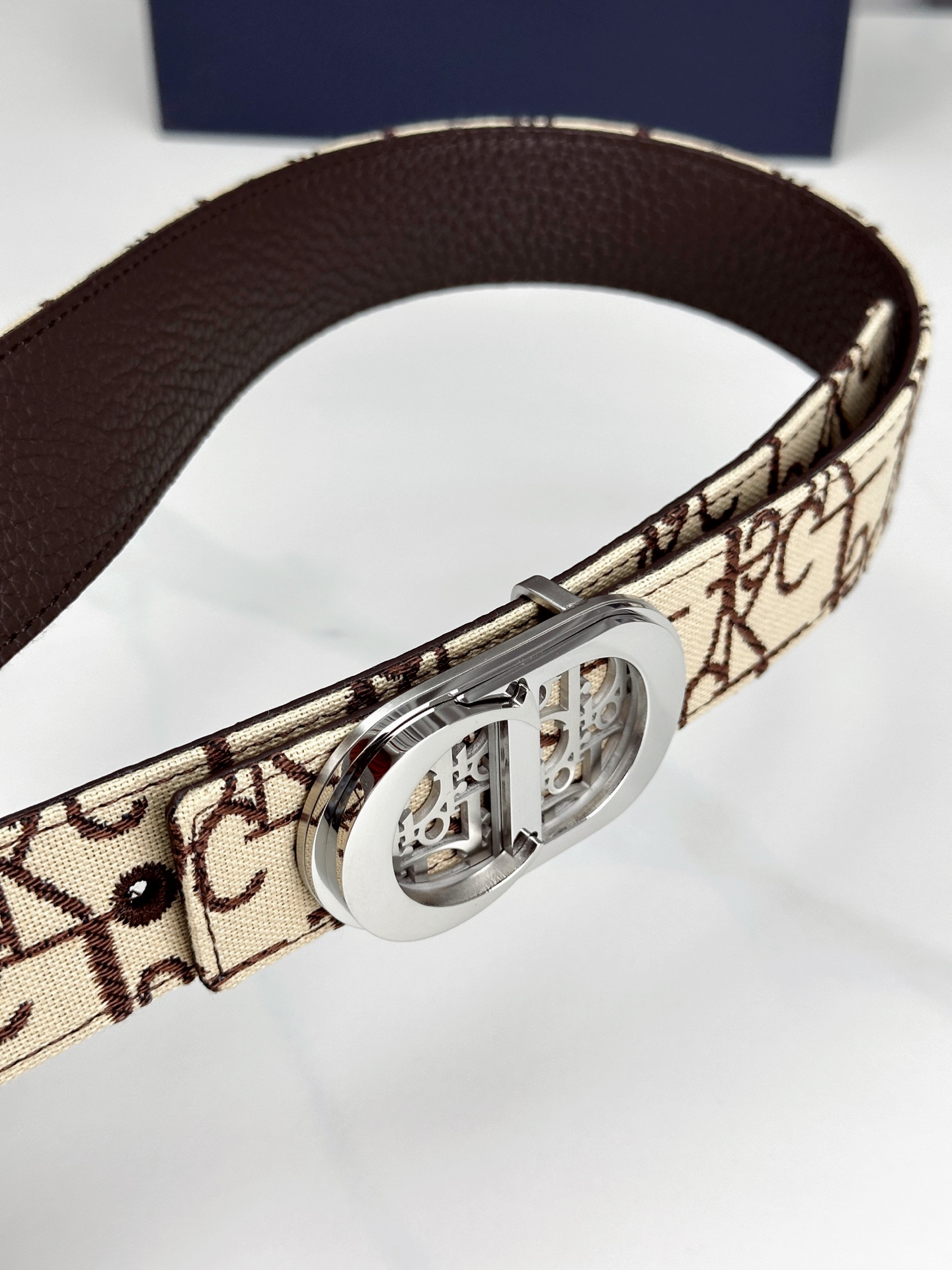 宽度3.5cm 这款腰带扣以 Oblique Cosmo 图案金属饰牌诠释品牌经典图案，以金色/白色饰面