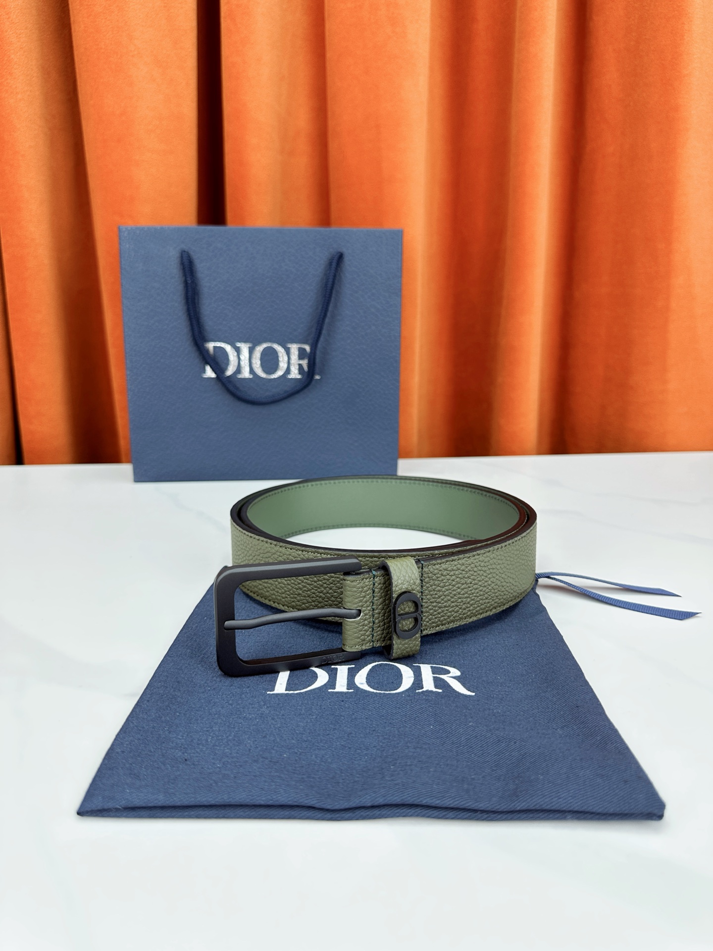 宽度3.5cm DIOR 采用黑色粒面头层牛皮精心制作，饰以镌刻有Dior 的针扣和亮金 亮白 亮枪 黑