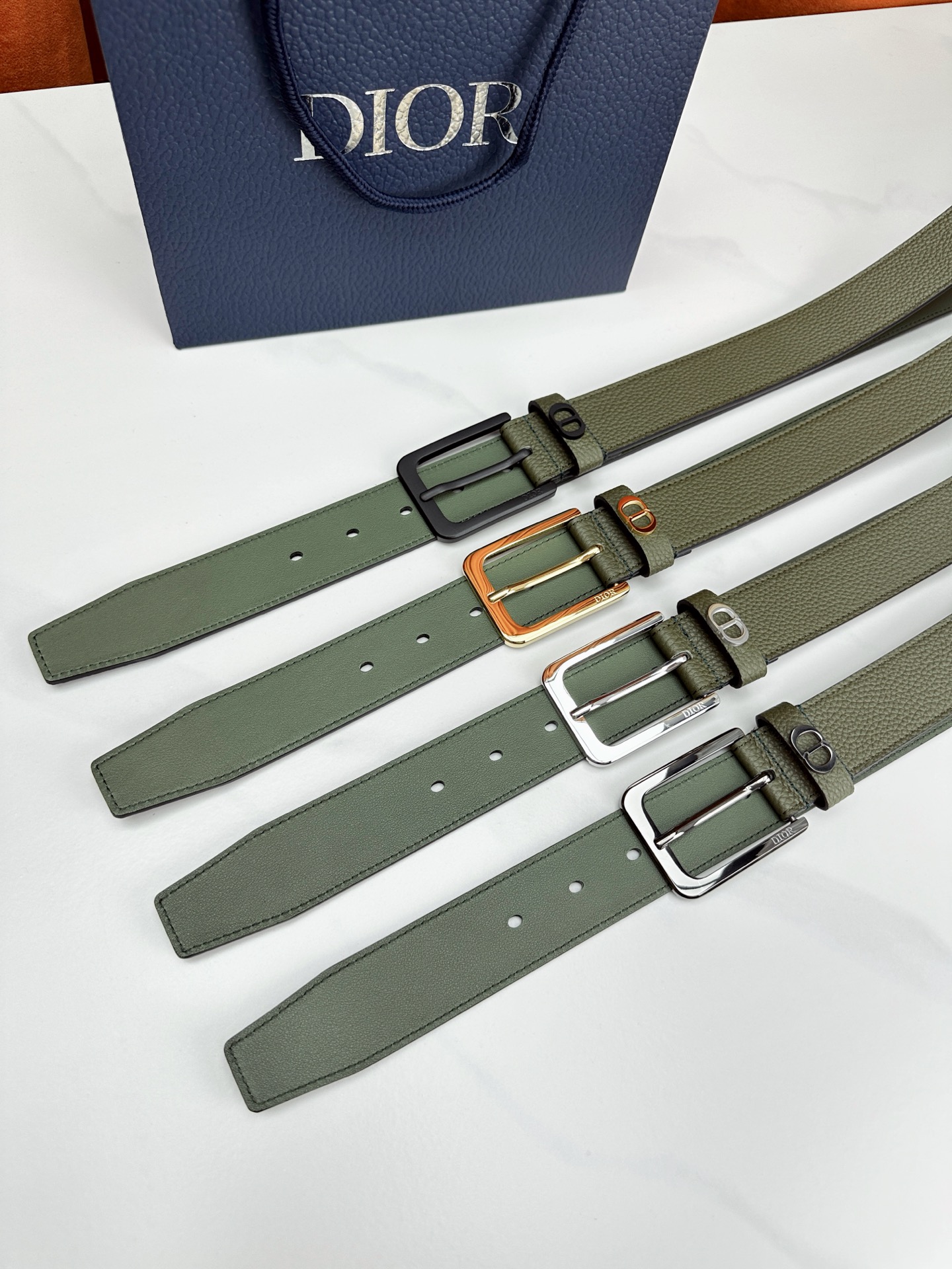 宽度3.5cm DIOR 采用黑色粒面头层牛皮精心制作，饰以镌刻有Dior 的针扣和亮金 亮白 亮枪 黑