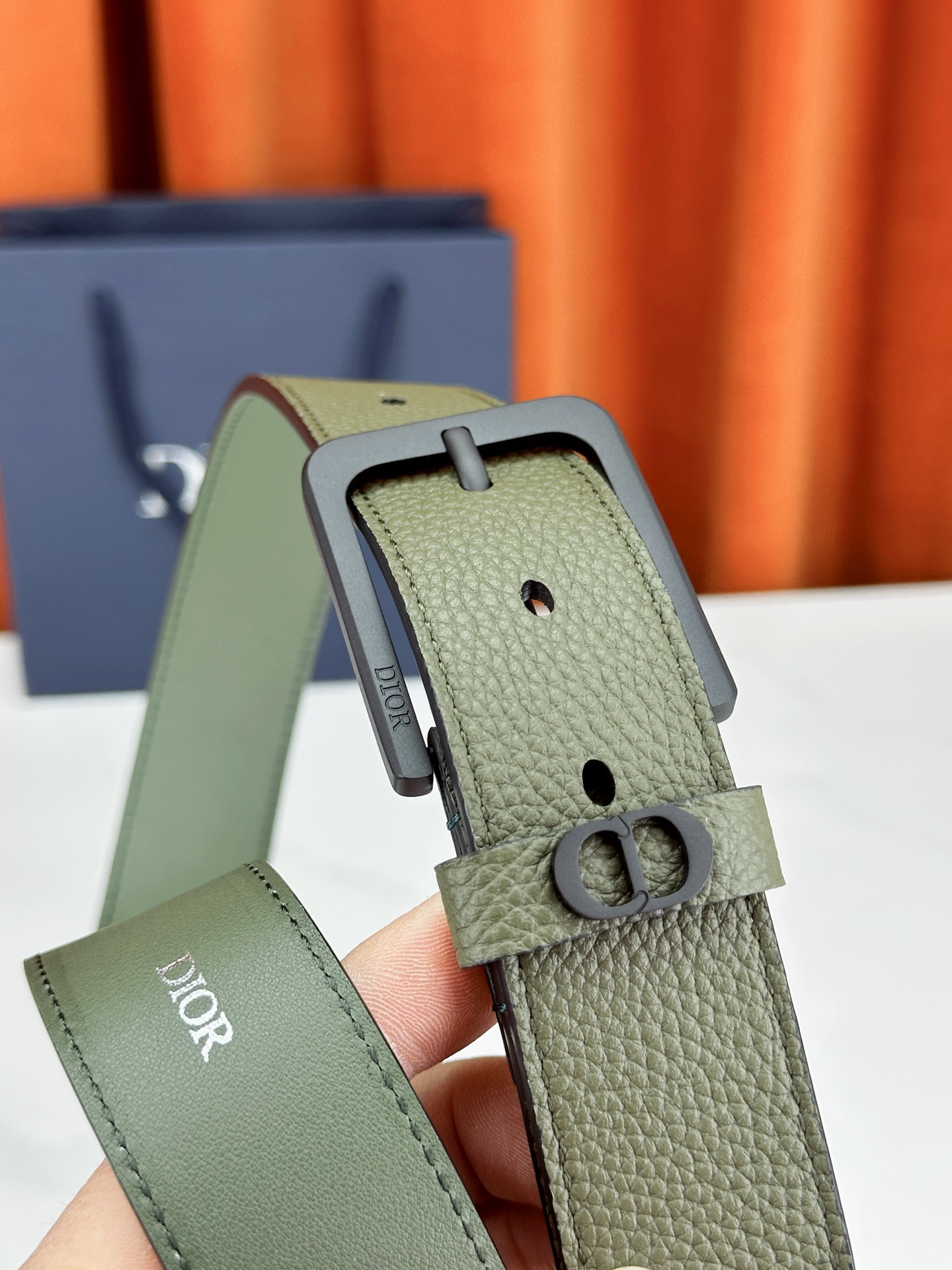 宽度3.5cm DIOR 采用黑色粒面头层牛皮精心制作，饰以镌刻有Dior 的针扣和亮金 亮白 亮枪 黑