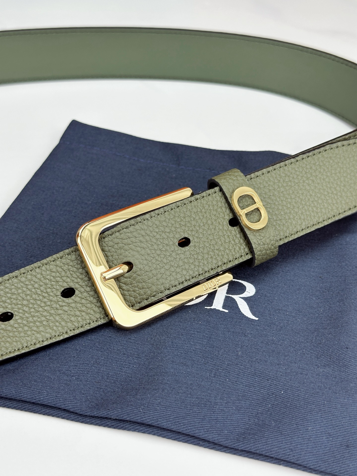 宽度3.5cm DIOR 采用黑色粒面头层牛皮精心制作，饰以镌刻有Dior 的针扣和亮金 亮白 亮枪 黑