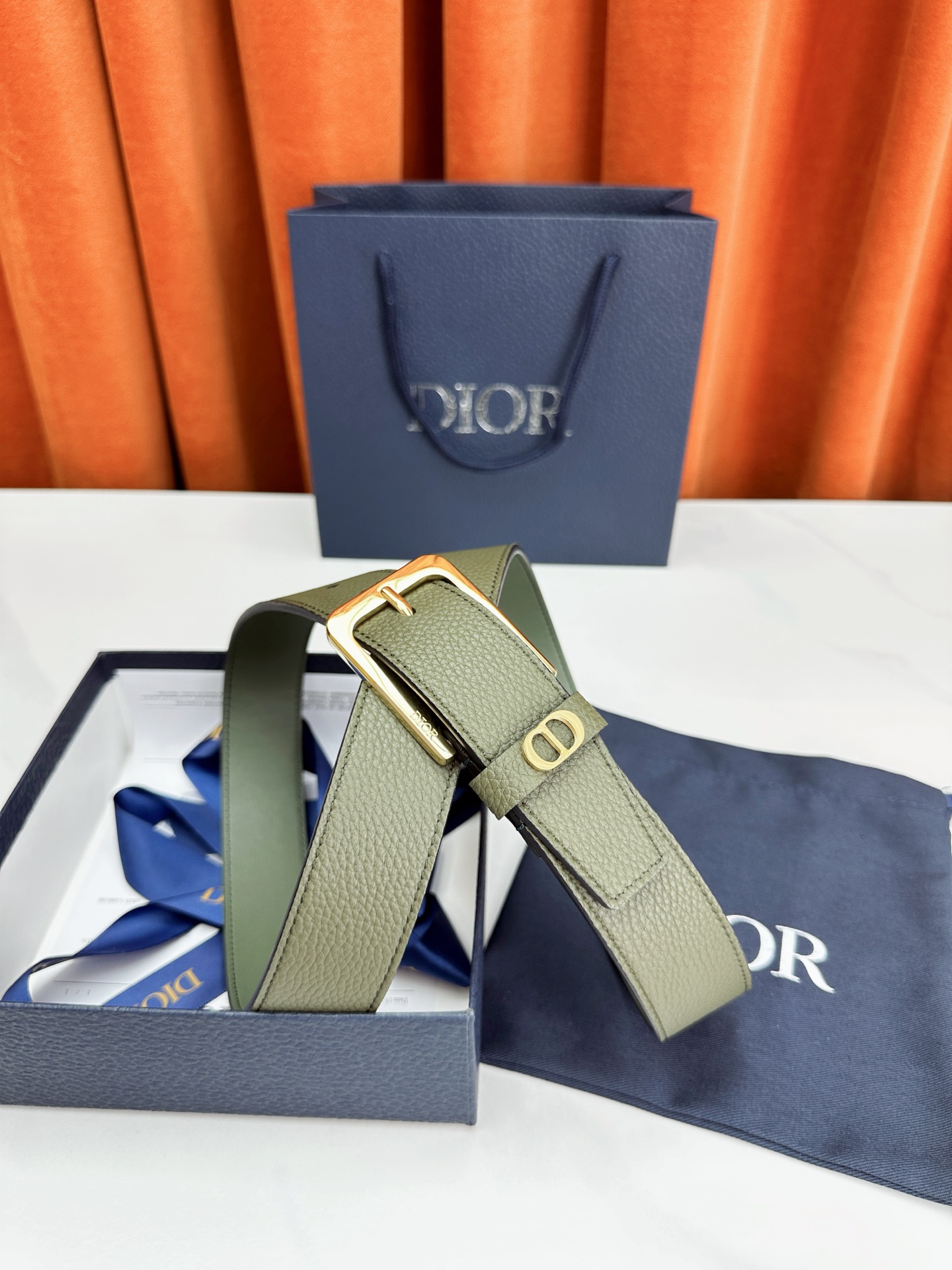 宽度3.5cm DIOR 采用黑色粒面头层牛皮精心制作，饰以镌刻有Dior 的针扣和亮金 亮白 亮枪 黑