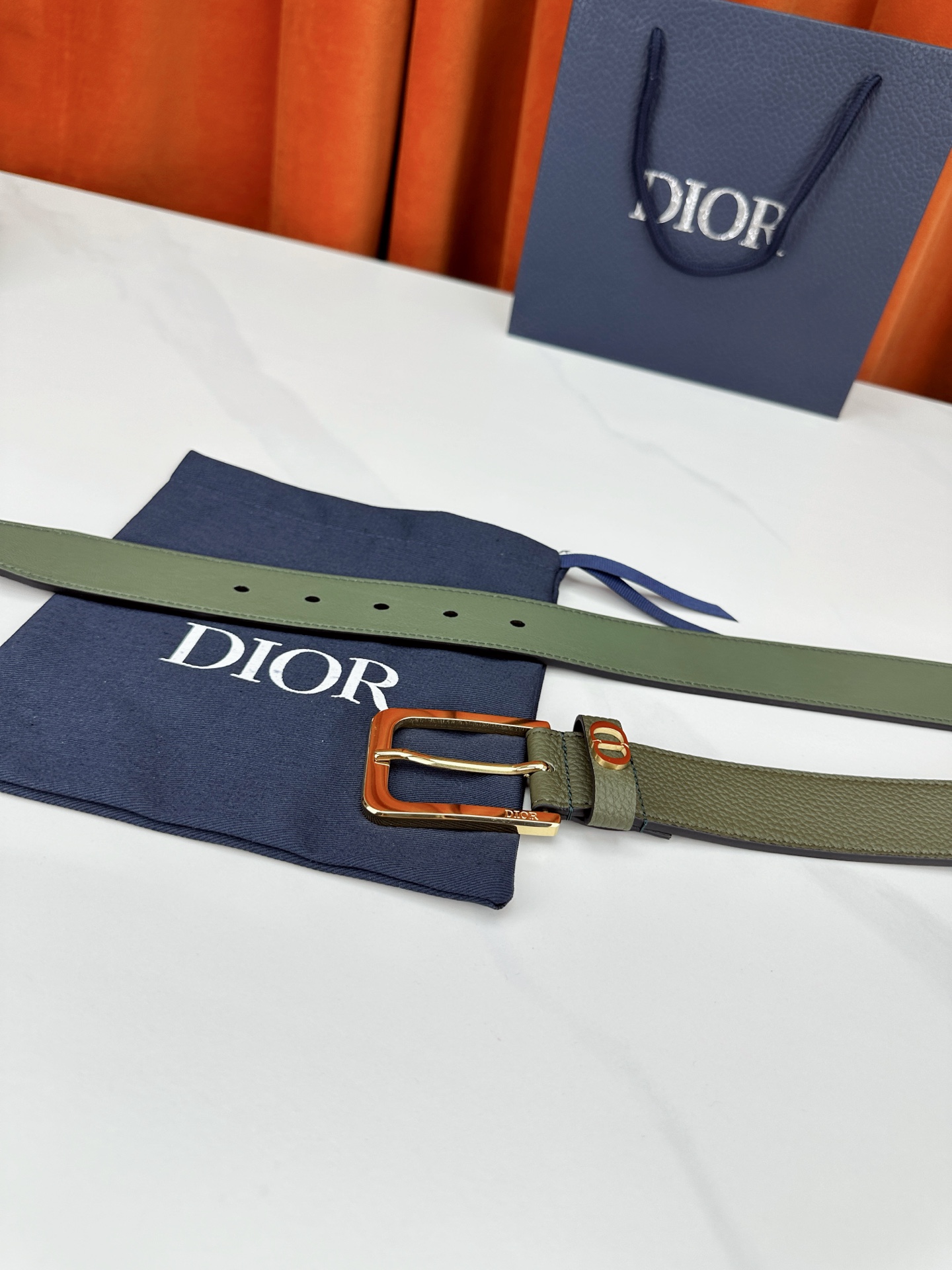 宽度3.5cm DIOR 采用黑色粒面头层牛皮精心制作，饰以镌刻有Dior 的针扣和亮金 亮白 亮枪 黑