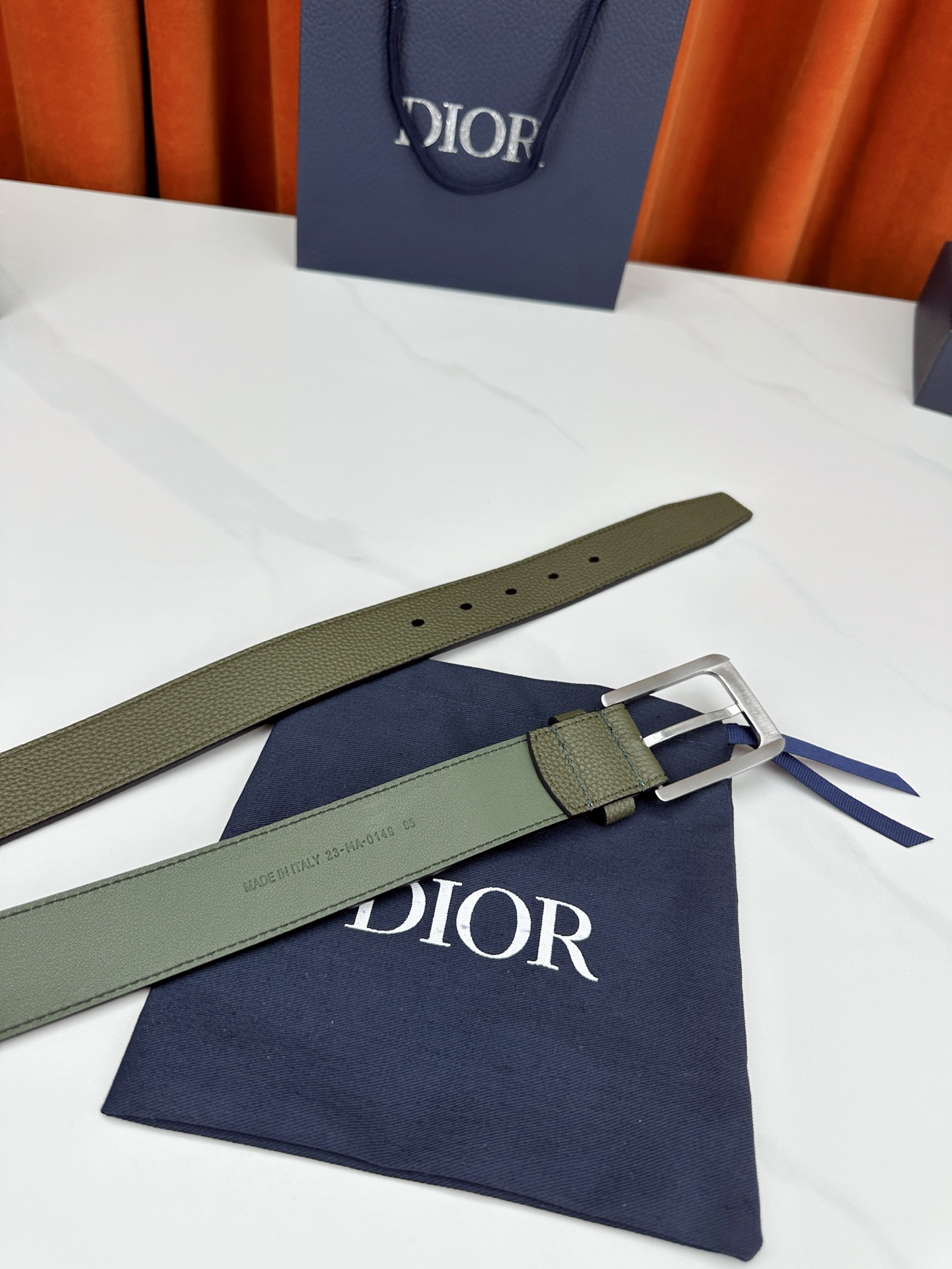 宽度3.5cm DIOR 采用黑色粒面头层牛皮精心制作，饰以镌刻有Dior 的针扣和亮金 亮白 亮枪 黑
