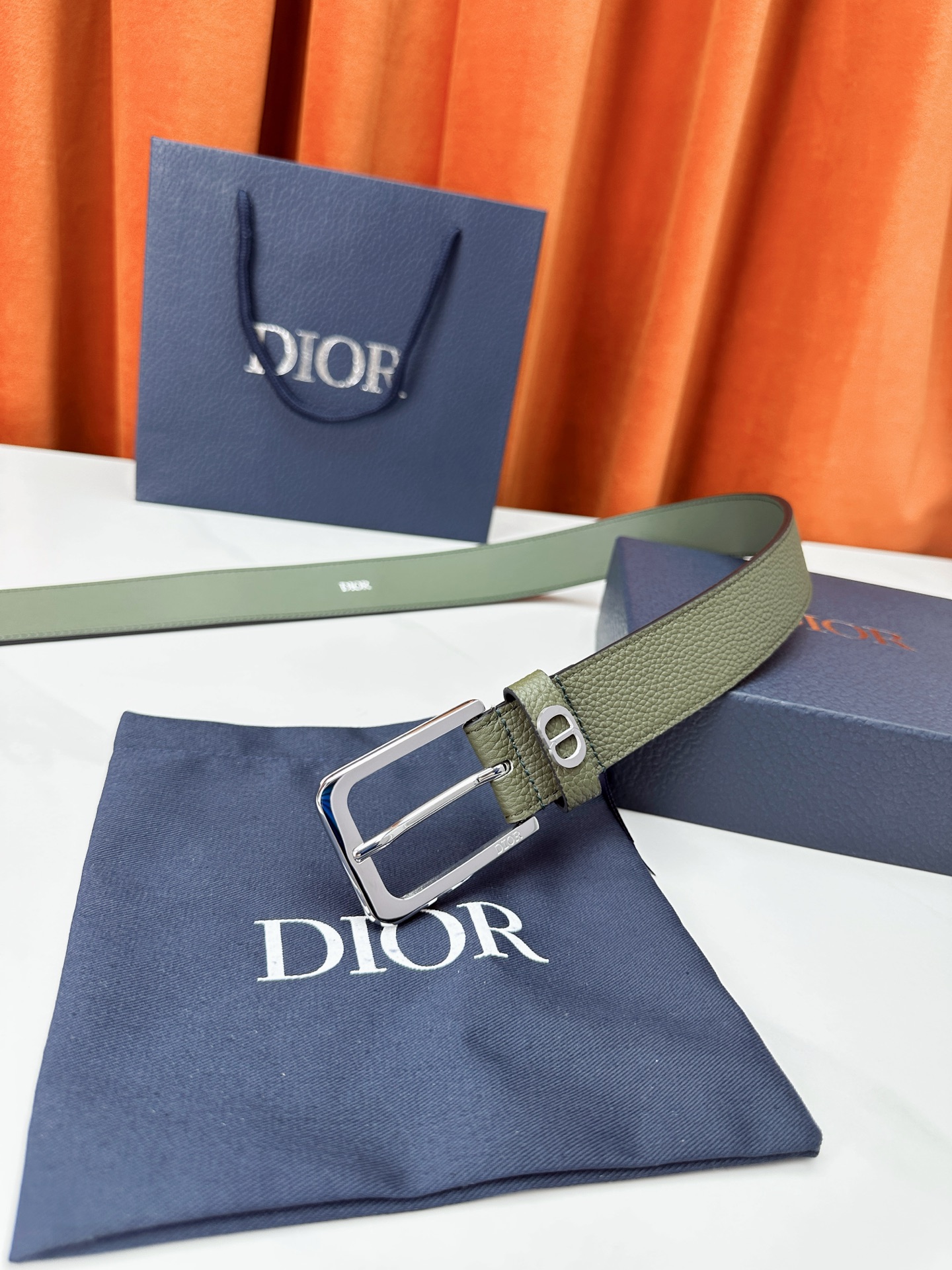 宽度3.5cm DIOR 采用黑色粒面头层牛皮精心制作，饰以镌刻有Dior 的针扣和亮金 亮白 亮枪 黑