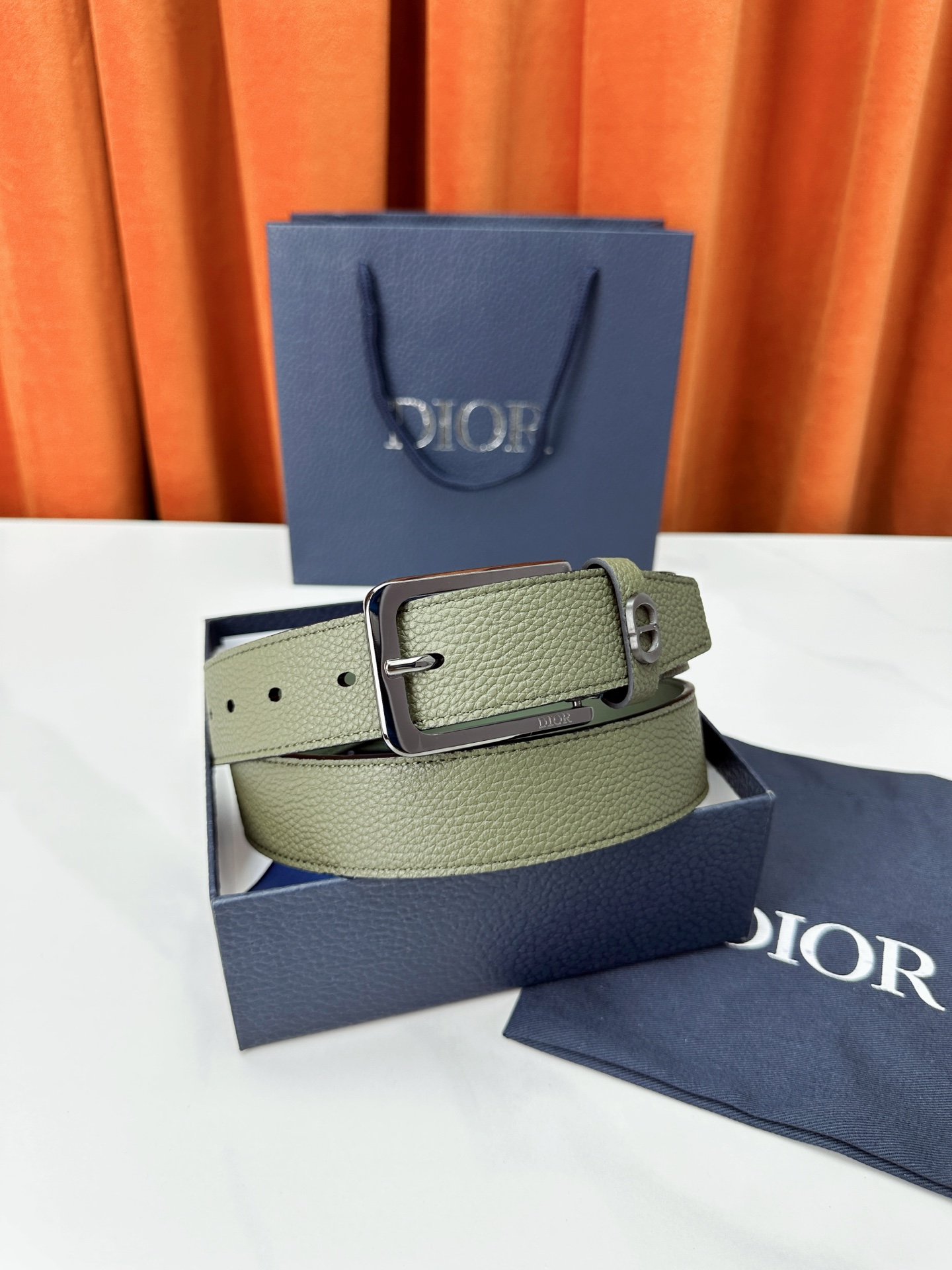 宽度3.5cm DIOR 采用黑色粒面头层牛皮精心制作，饰以镌刻有Dior 的针扣和亮金 亮白 亮枪 黑