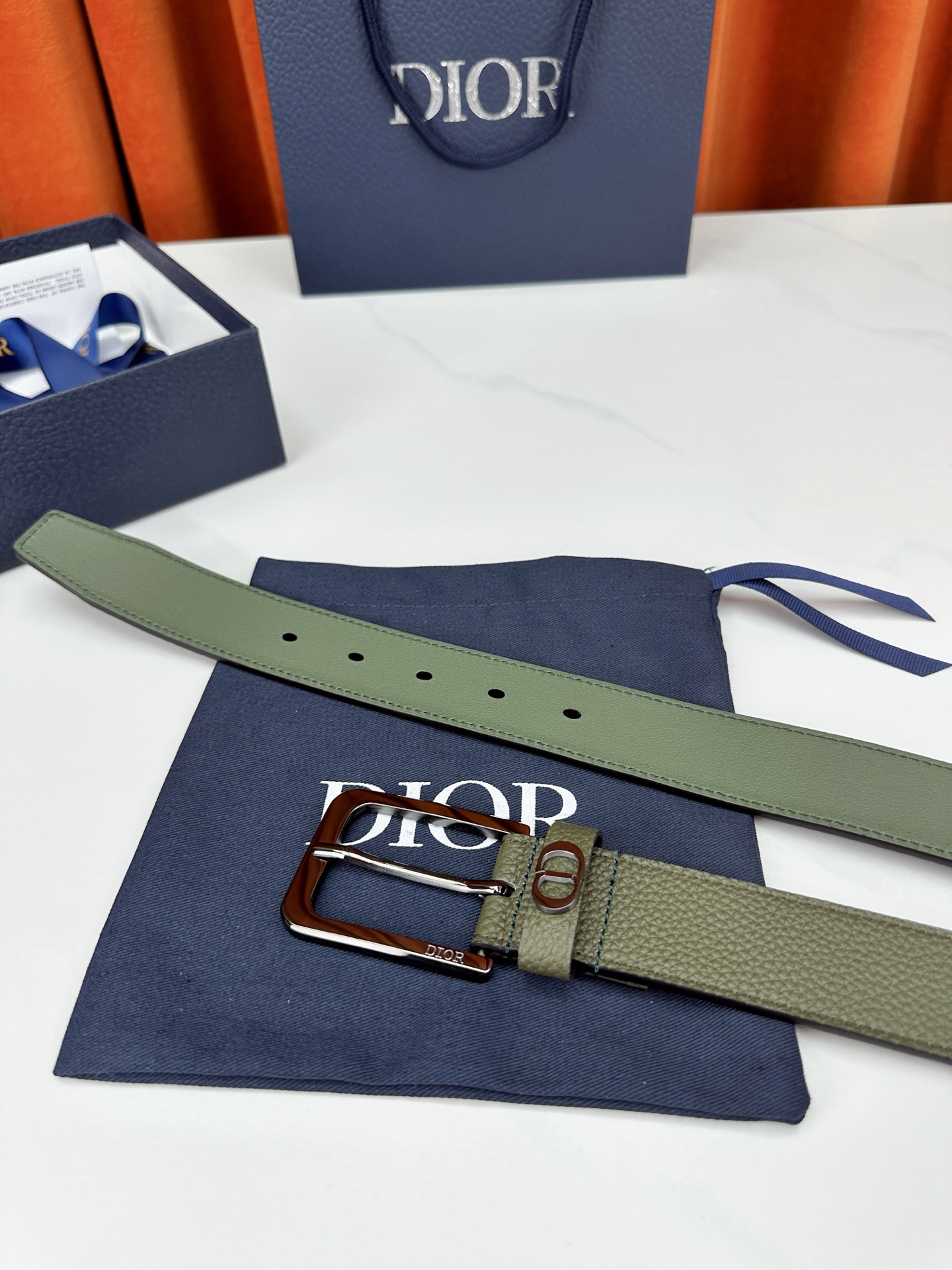 宽度3.5cm DIOR 采用黑色粒面头层牛皮精心制作，饰以镌刻有Dior 的针扣和亮金 亮白 亮枪 黑