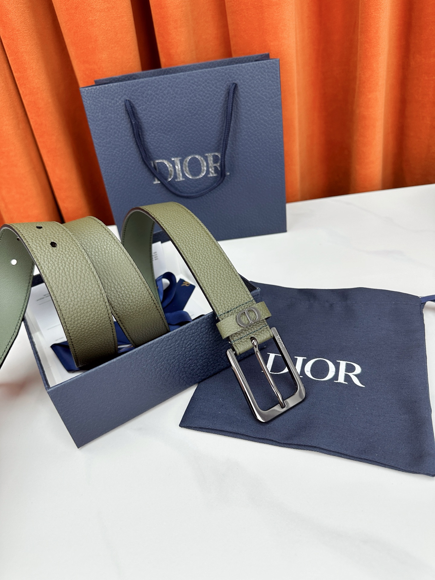 宽度3.5cm DIOR 采用黑色粒面头层牛皮精心制作，饰以镌刻有Dior 的针扣和亮金 亮白 亮枪 黑