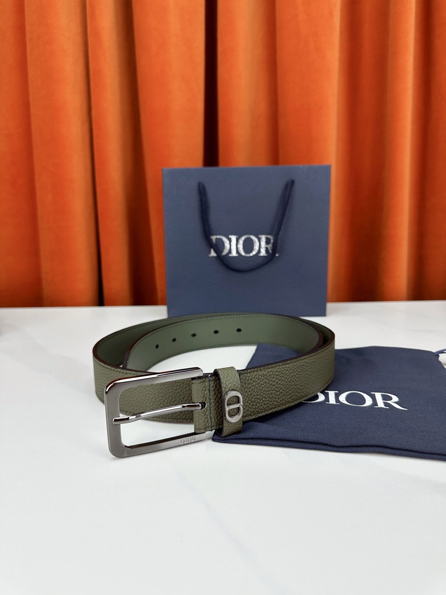 宽度3.5cm DIOR 采用黑色粒面头层牛皮精心制作，饰以镌刻有Dior 的针扣和亮金 亮白 亮枪 黑