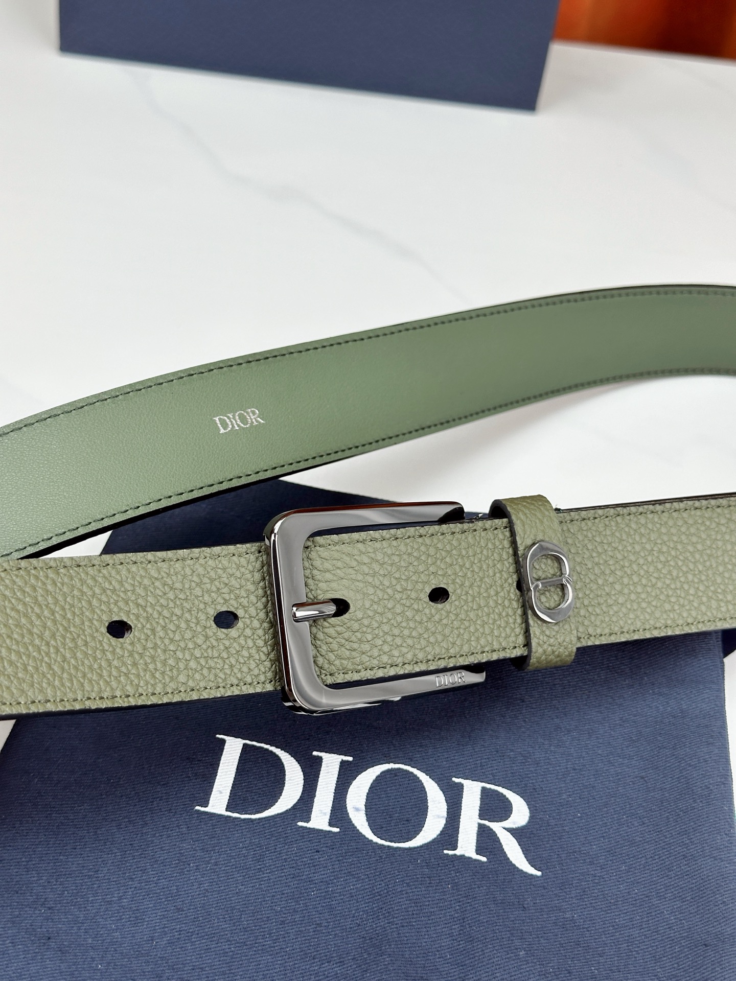 宽度3.5cm DIOR 采用黑色粒面头层牛皮精心制作，饰以镌刻有Dior 的针扣和亮金 亮白 亮枪 黑