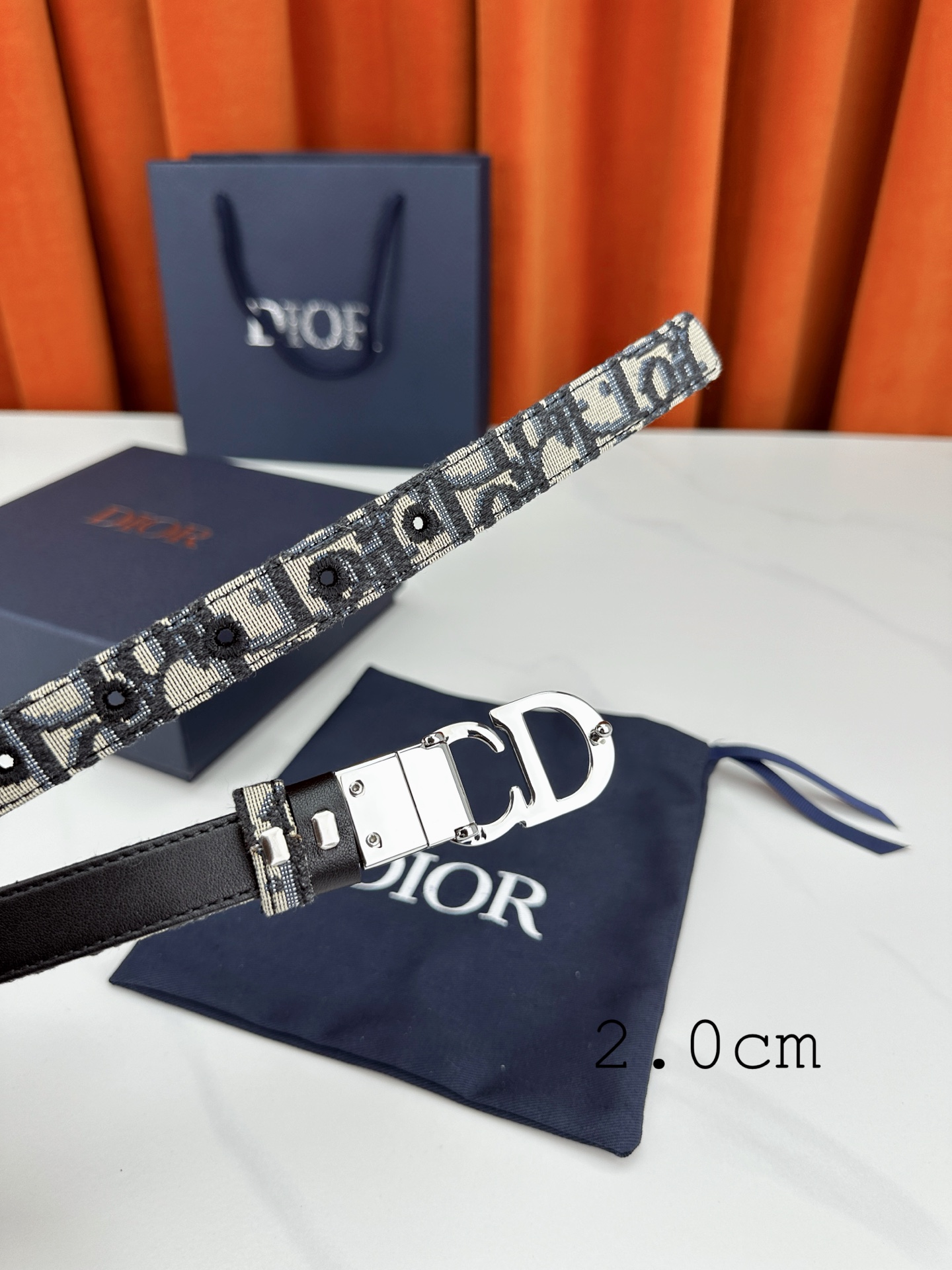 宽度2 0cm 这款 20mm Montaigne 腰带从同名手袋汲取灵感 可翻面使用