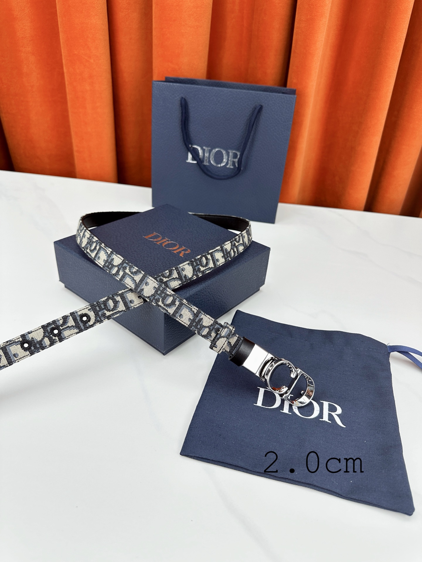 宽度2 0cm 这款 20mm Montaigne 腰带从同名手袋汲取灵感 可翻面使用