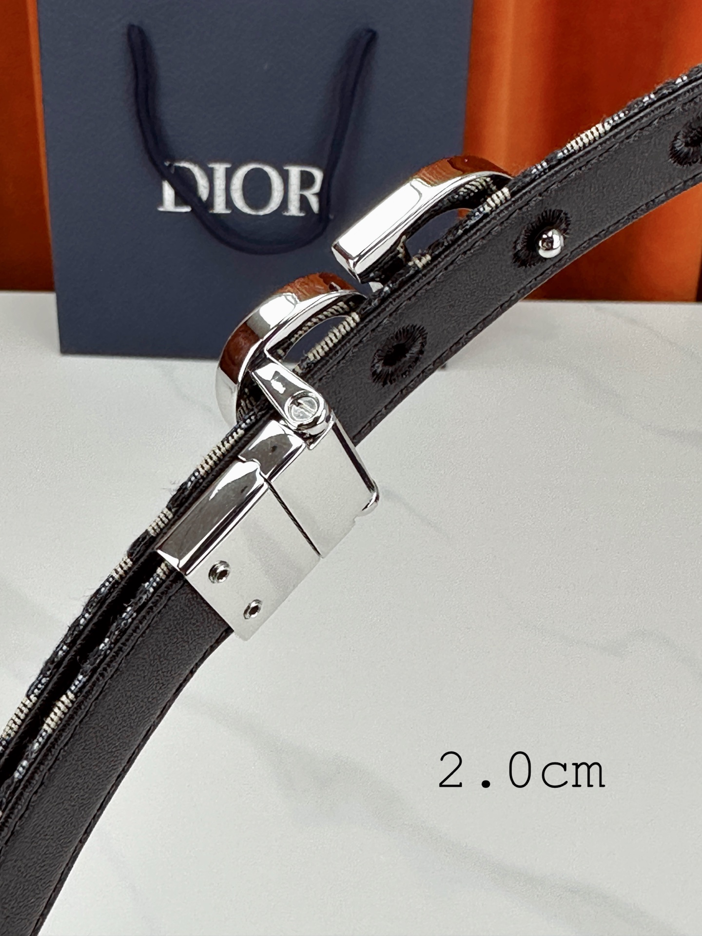 宽度2 0cm 这款 20mm Montaigne 腰带从同名手袋汲取灵感 可翻面使用
