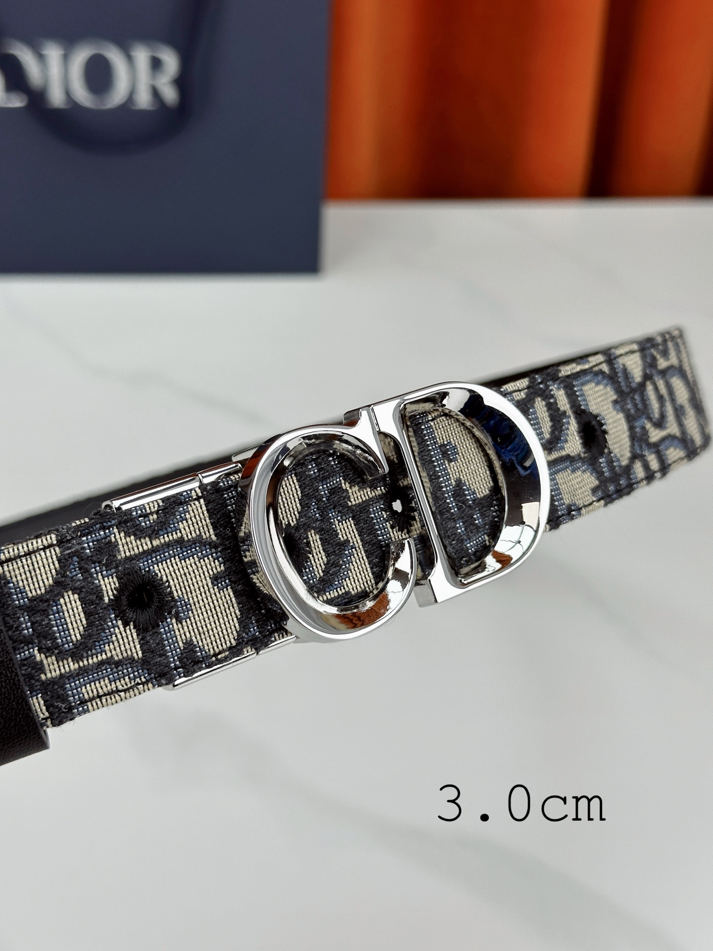 宽度3 0cm 这款 30mm Montaigne 腰带从同名手袋汲取灵感
