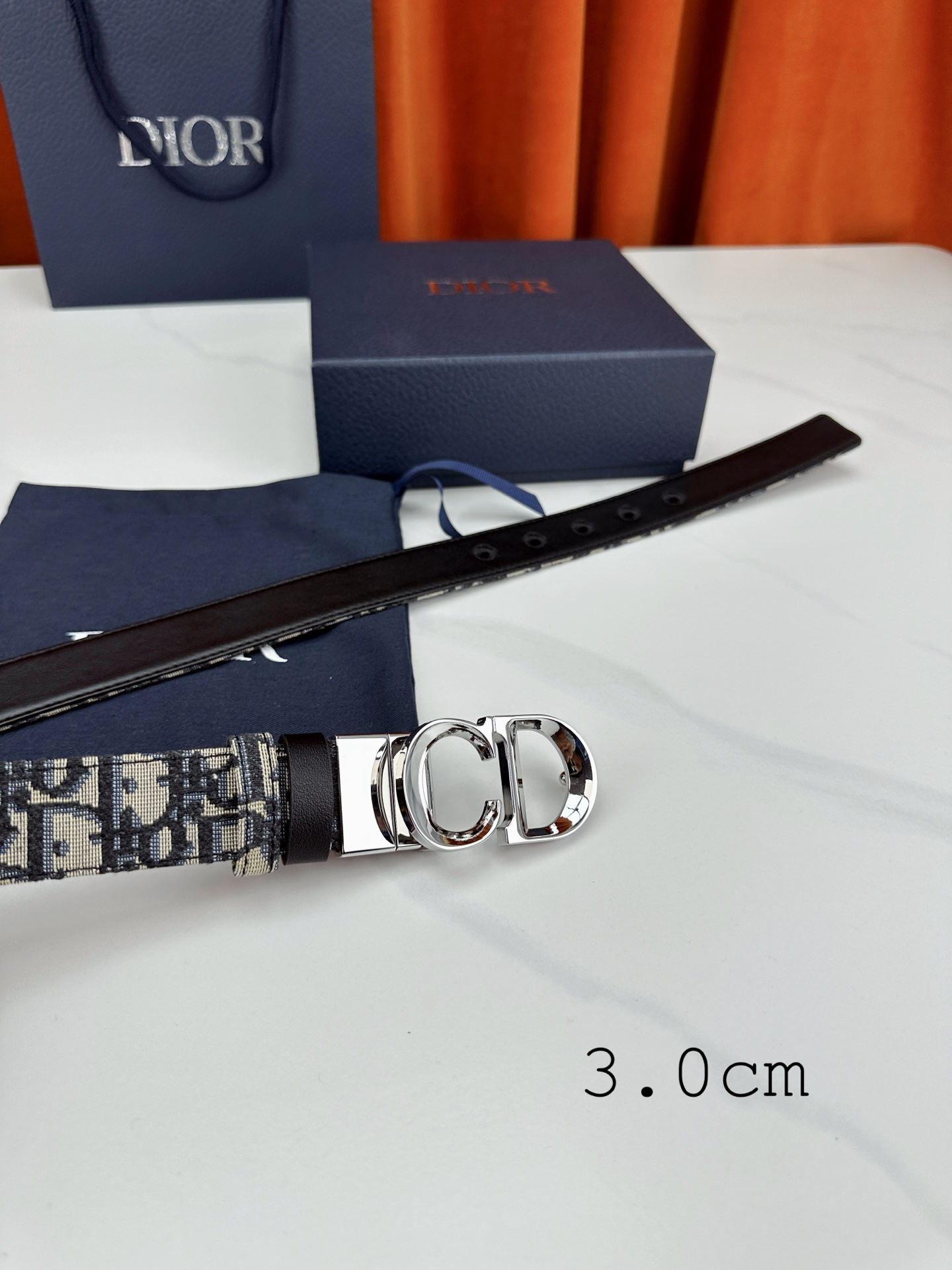 宽度3 0cm 这款 30mm Montaigne 腰带从同名手袋汲取灵感