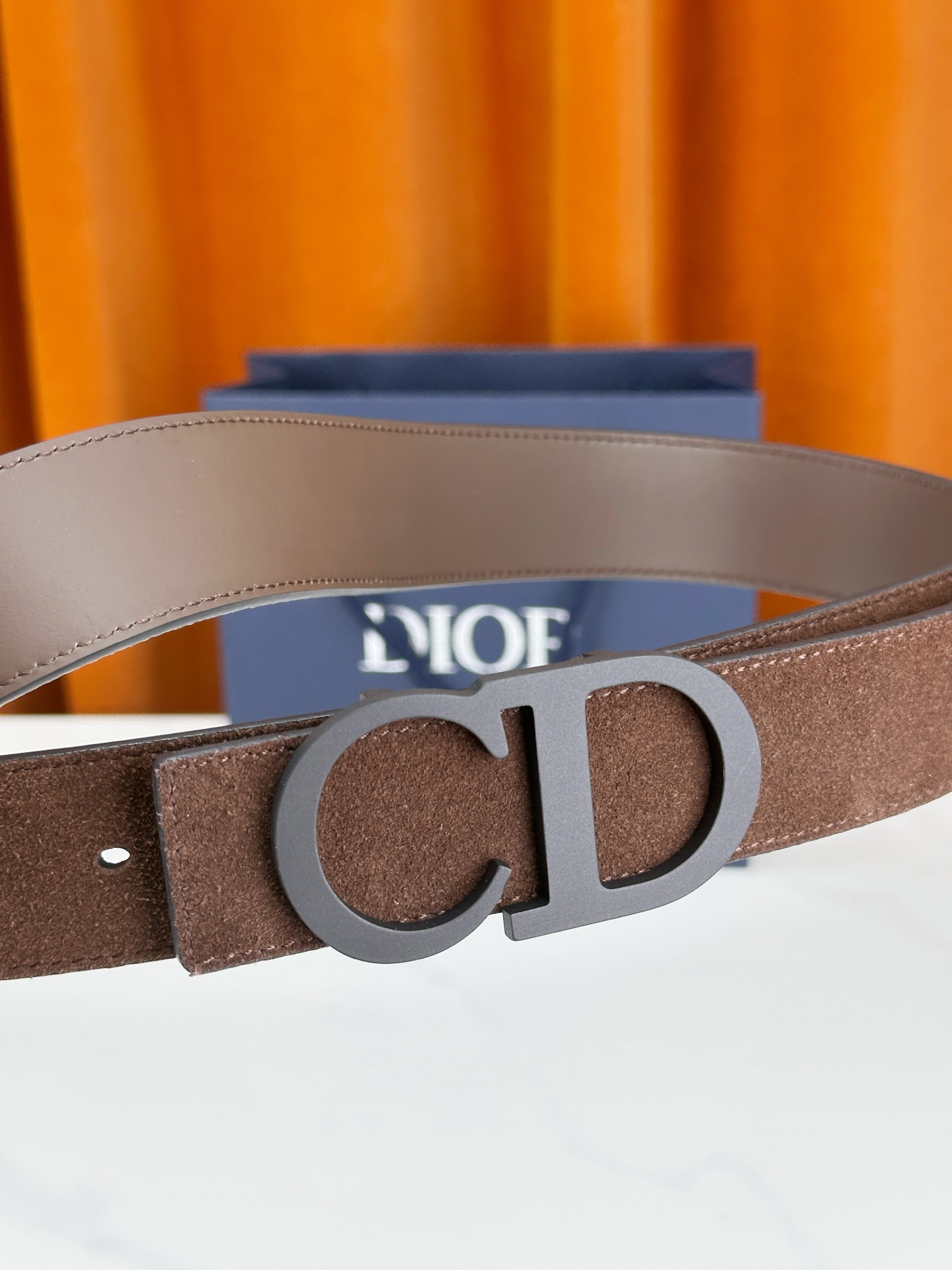 宽度3 5cm DIOR 这款皮带采用不锈钢扣头与绒毛皮材质 35mm