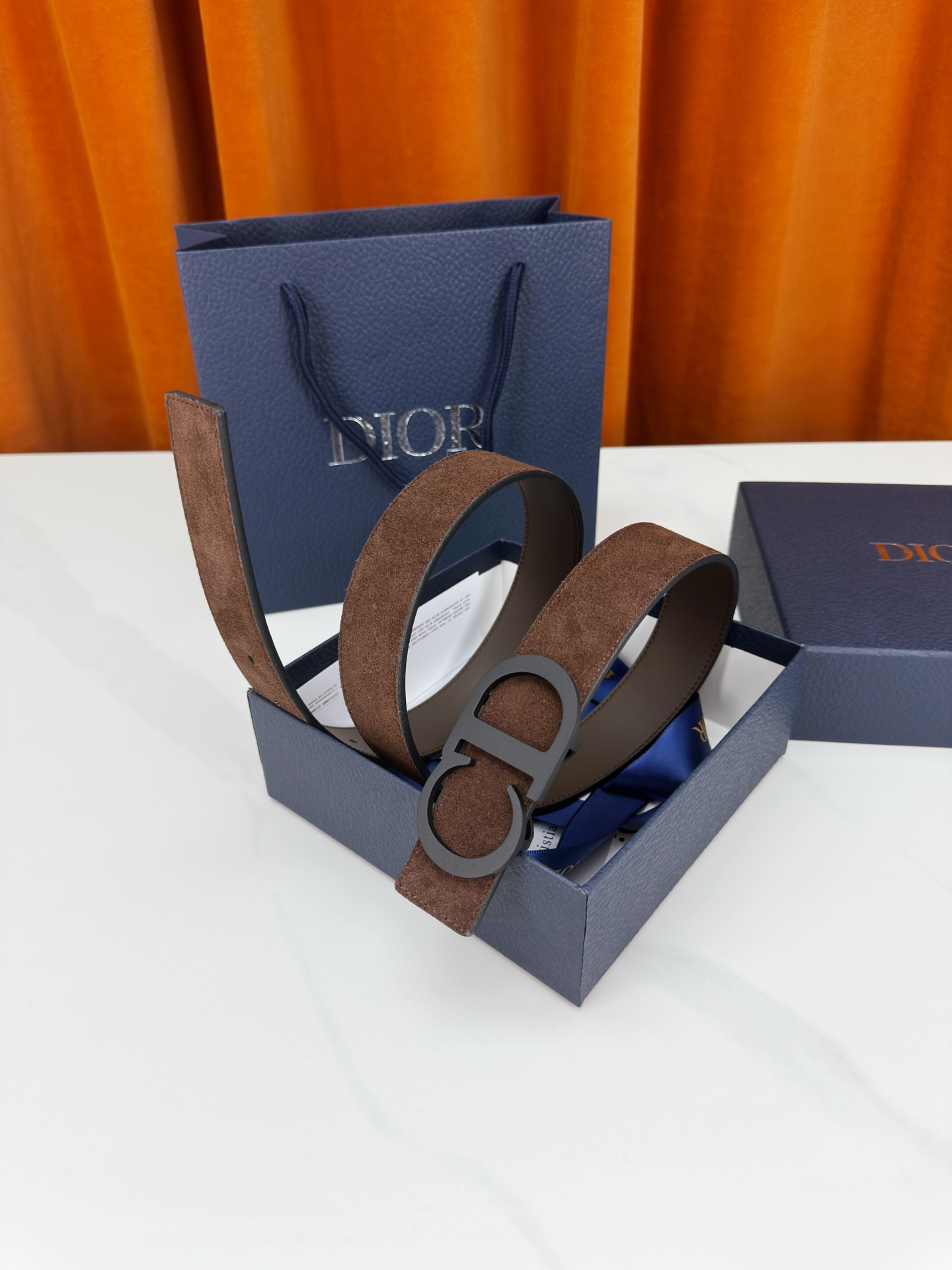 宽度3 5cm DIOR 这款皮带采用不锈钢扣头与绒毛皮材质 35mm