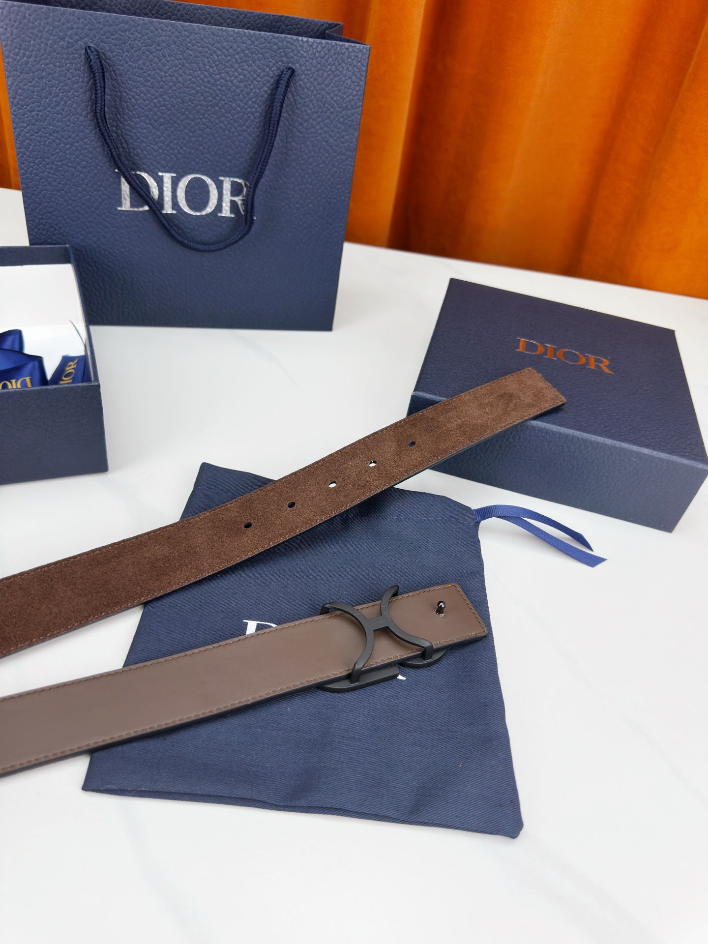 宽度3 5cm DIOR 这款皮带采用不锈钢扣头与绒毛皮材质 35mm
