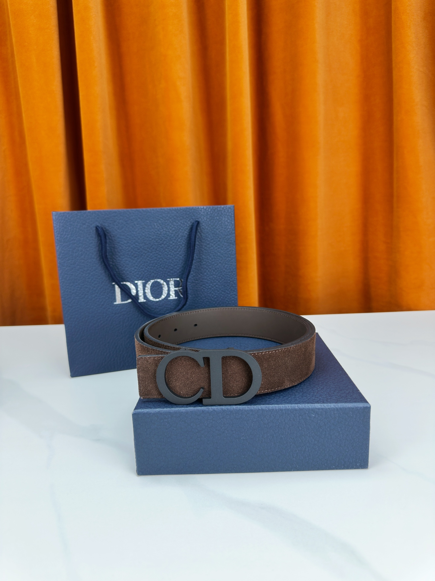 宽度3 5cm DIOR 这款皮带采用不锈钢扣头与绒毛皮材质 35mm