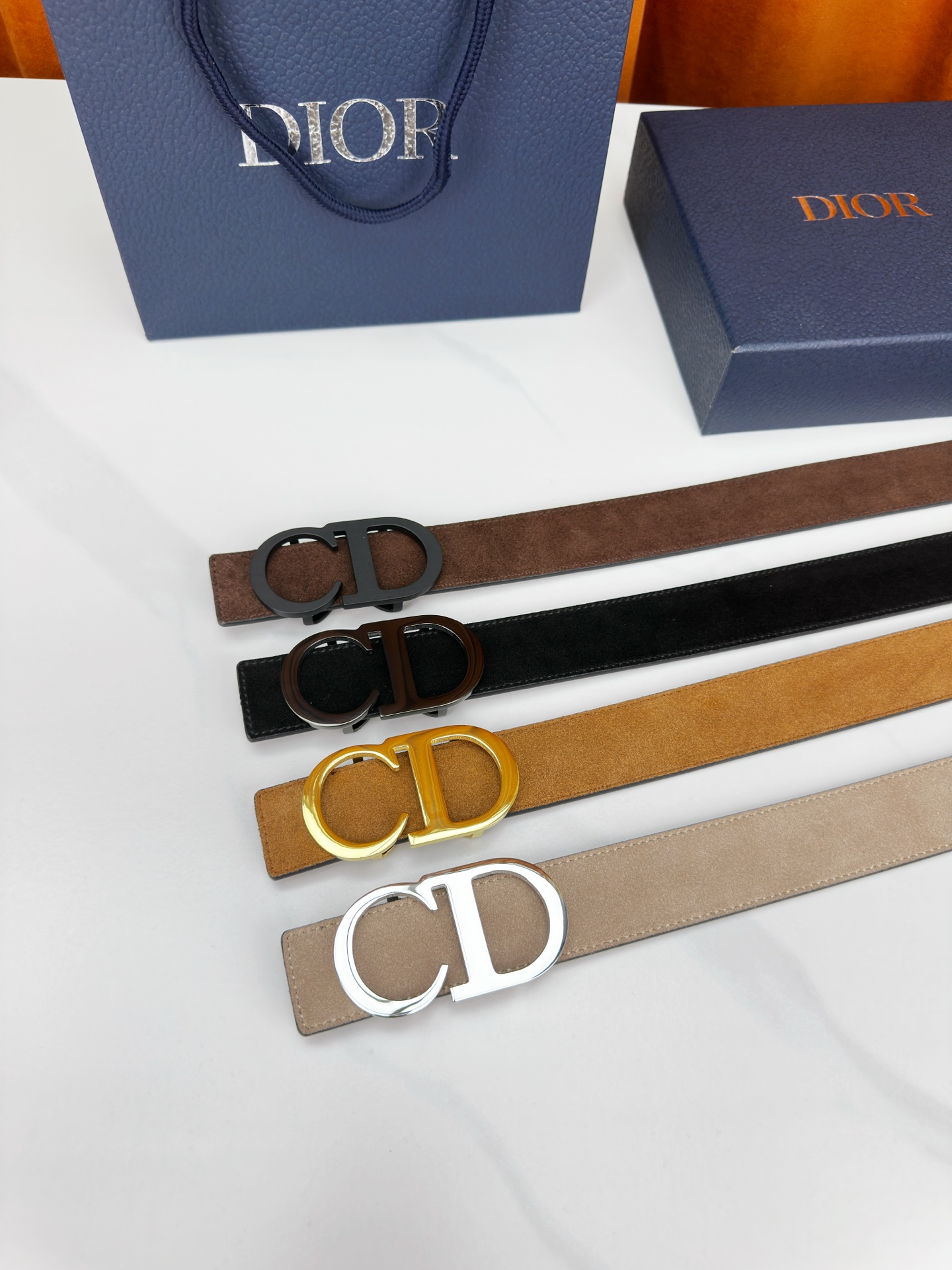 宽度3 5cm DIOR 这款皮带采用不锈钢扣头与绒毛皮材质 35mm