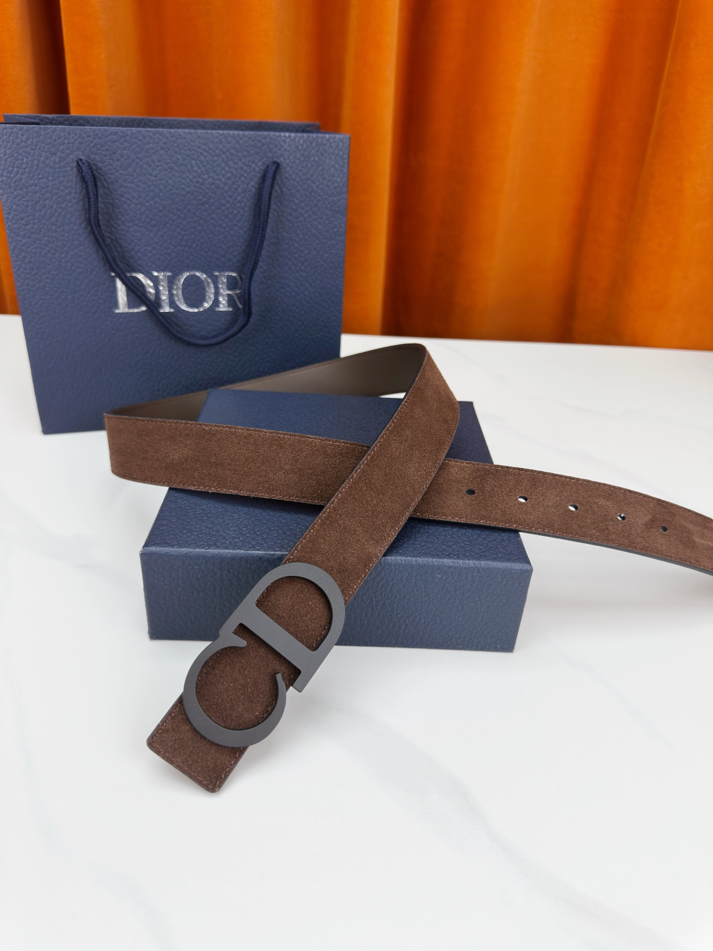 宽度3 5cm DIOR 这款皮带采用不锈钢扣头与绒毛皮材质 35mm