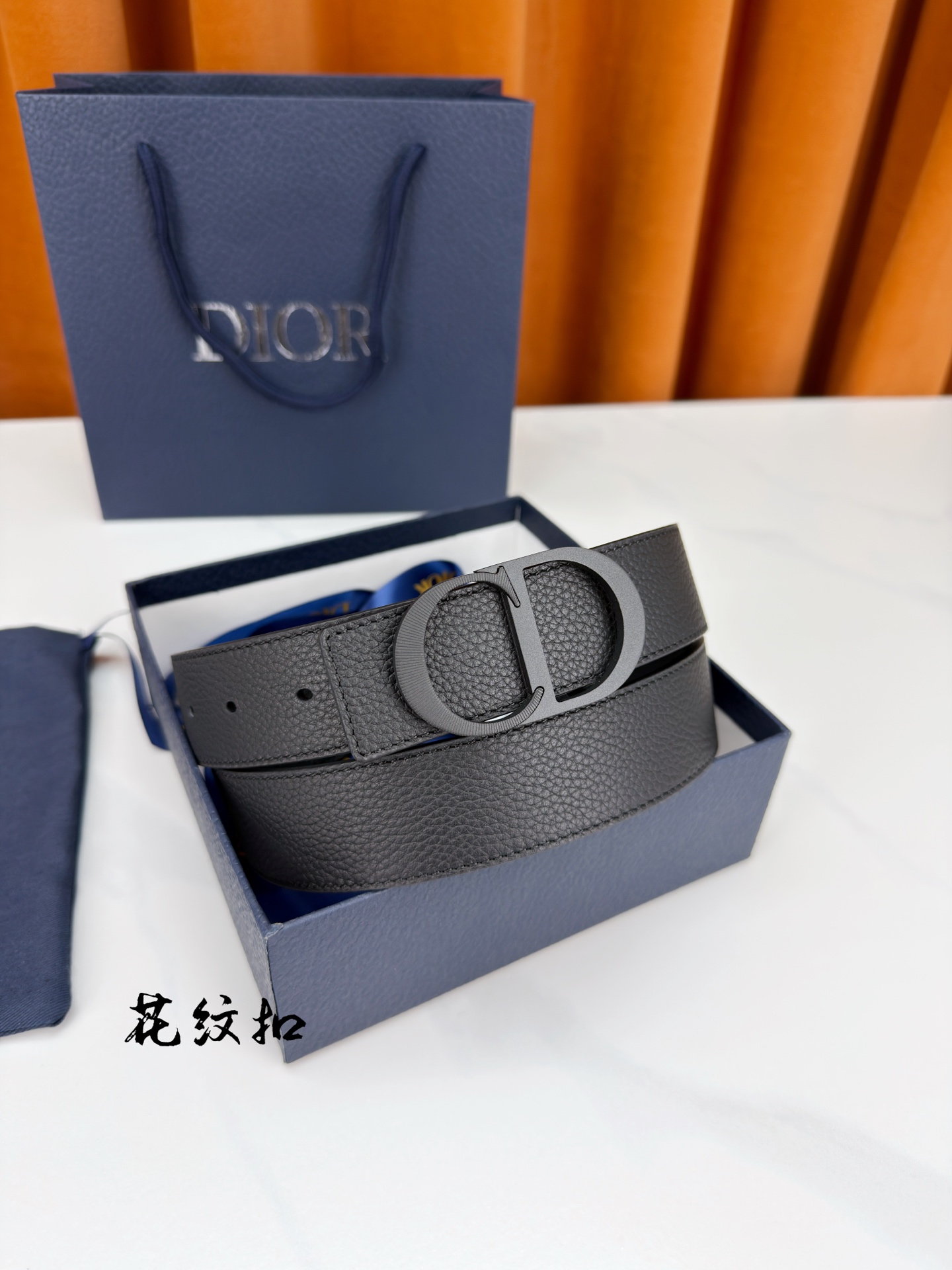 DIOR 3.5cm经典宽度，正装休闲皆宜。一面粒面一面极简纯黑，CD金属扣细节彰显品味。一带两用，从容