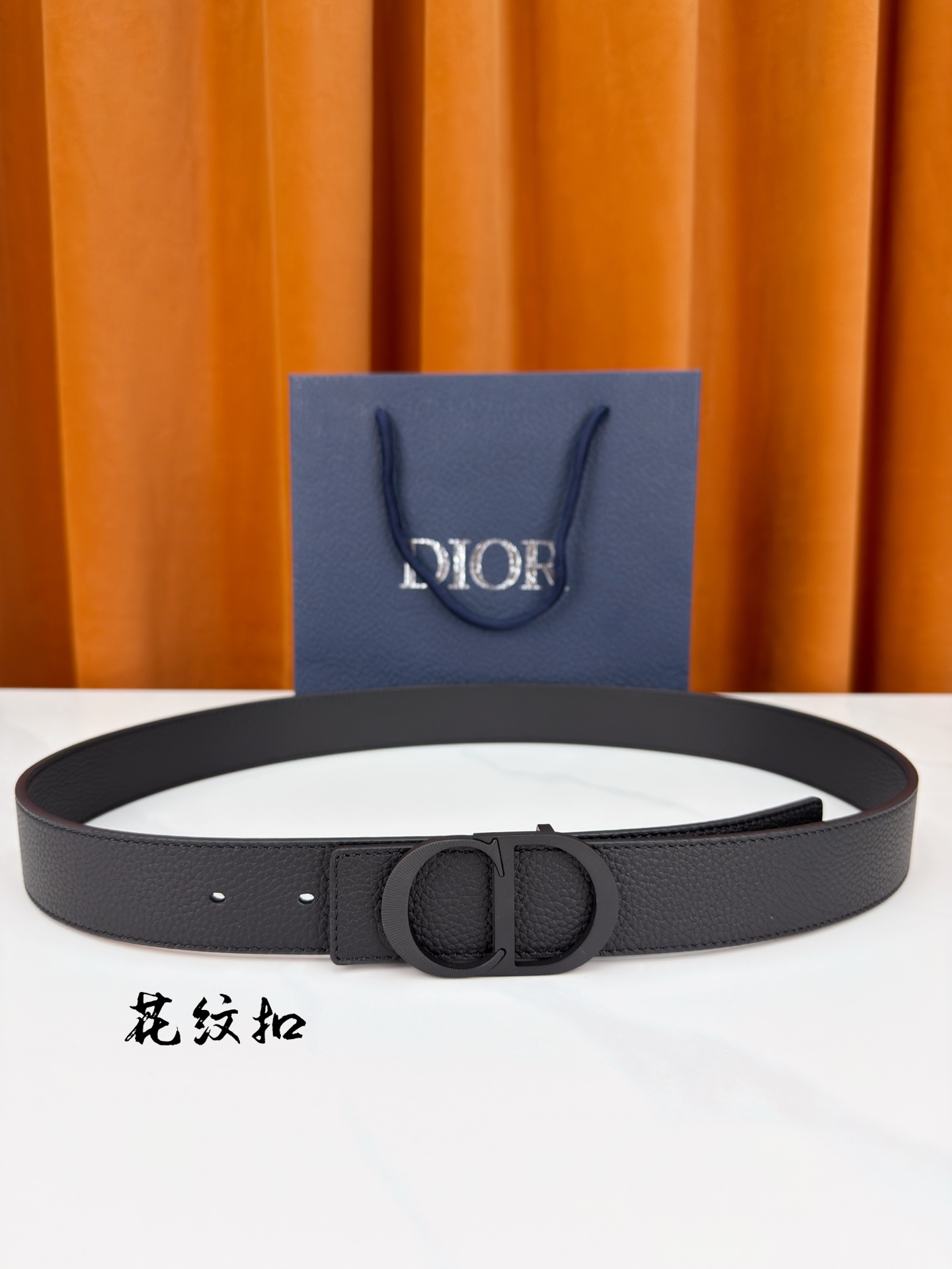 DIOR 3.5cm经典宽度，正装休闲皆宜。一面粒面一面极简纯黑，CD金属扣细节彰显品味。一带两用，从容