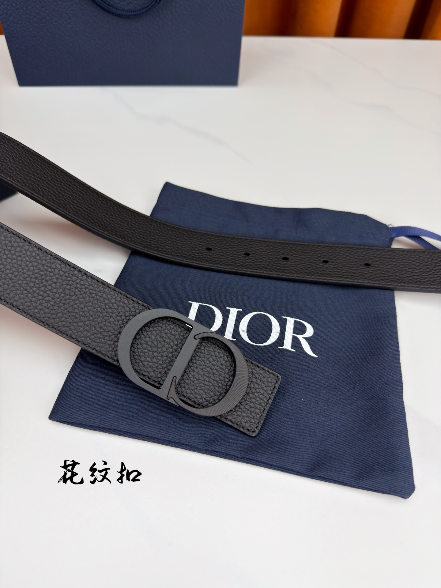 DIOR 3.5cm经典宽度，正装休闲皆宜。一面粒面一面极简纯黑，CD金属扣细节彰显品味。一带两用，从容