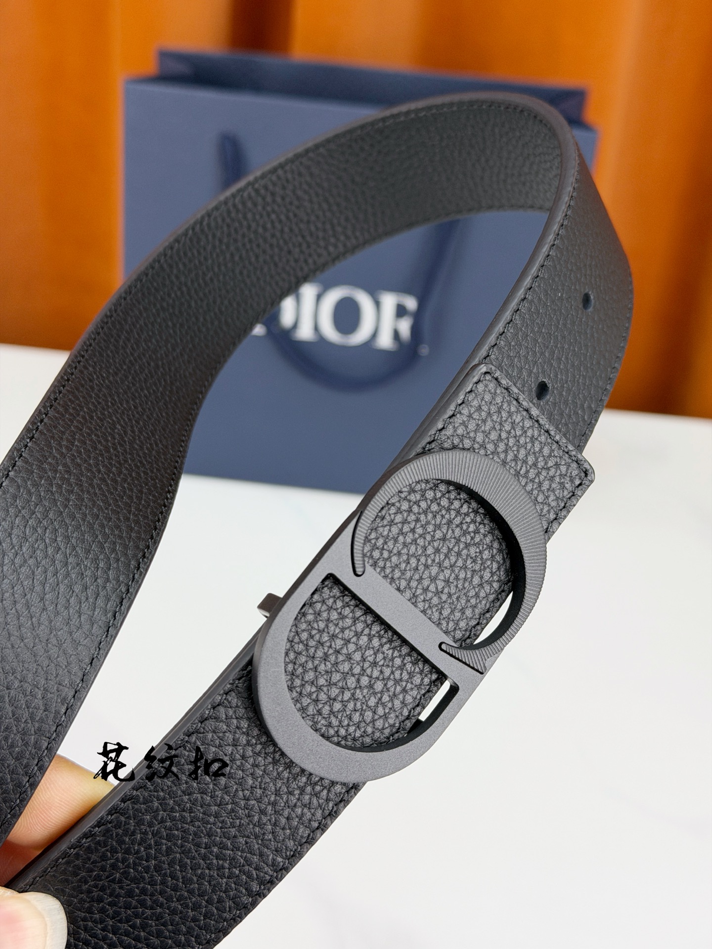 DIOR 3.5cm经典宽度，正装休闲皆宜。一面粒面一面极简纯黑，CD金属扣细节彰显品味。一带两用，从容
