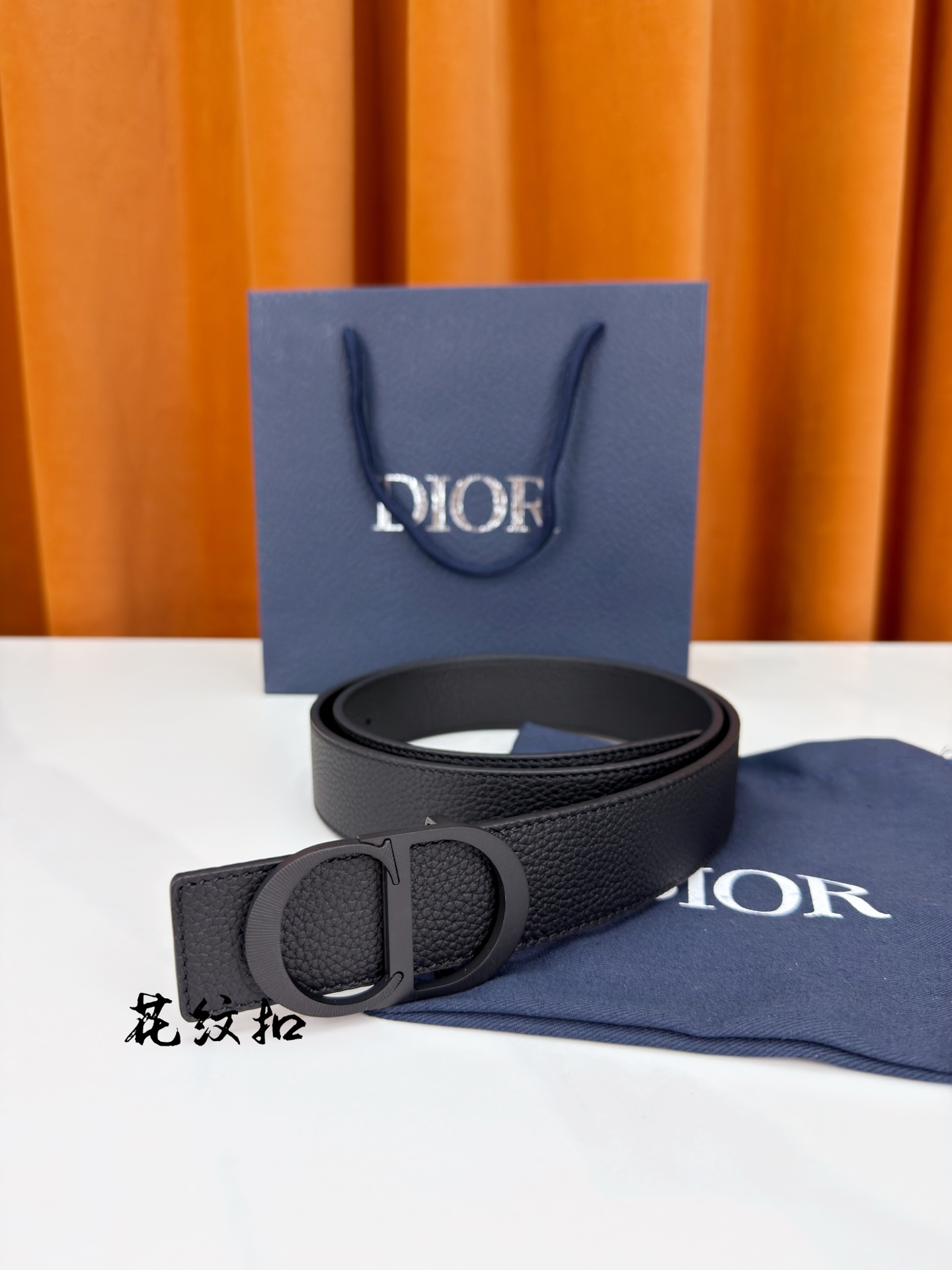 DIOR 3.5cm经典宽度，正装休闲皆宜。一面粒面一面极简纯黑，CD金属扣细节彰显品味。一带两用，从容