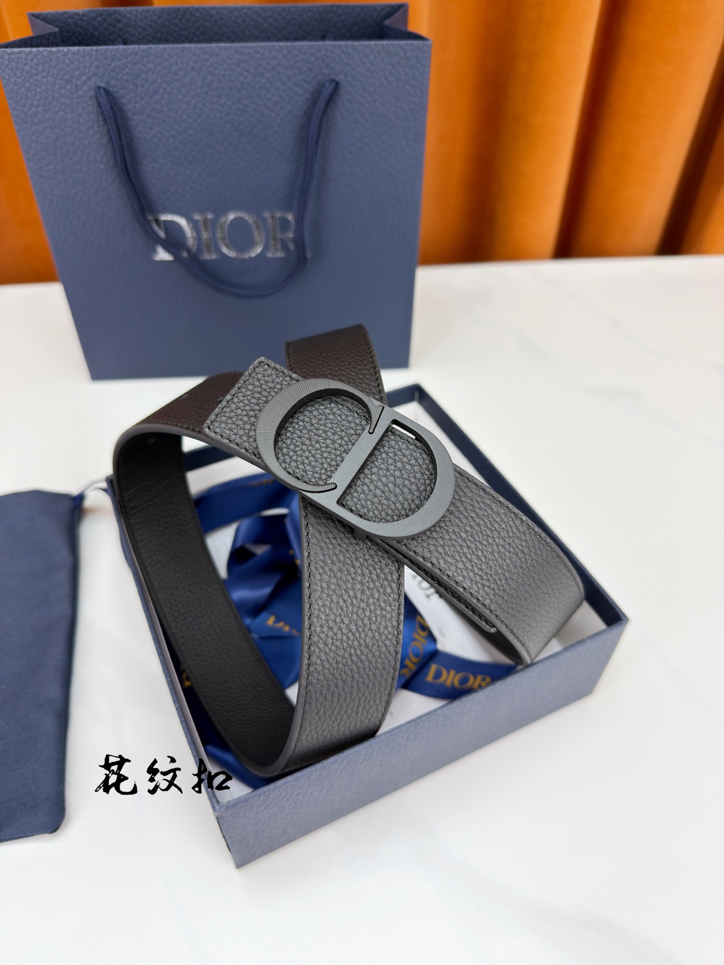 DIOR 3.5cm经典宽度，正装休闲皆宜。一面粒面一面极简纯黑，CD金属扣细节彰显品味。一带两用，从容