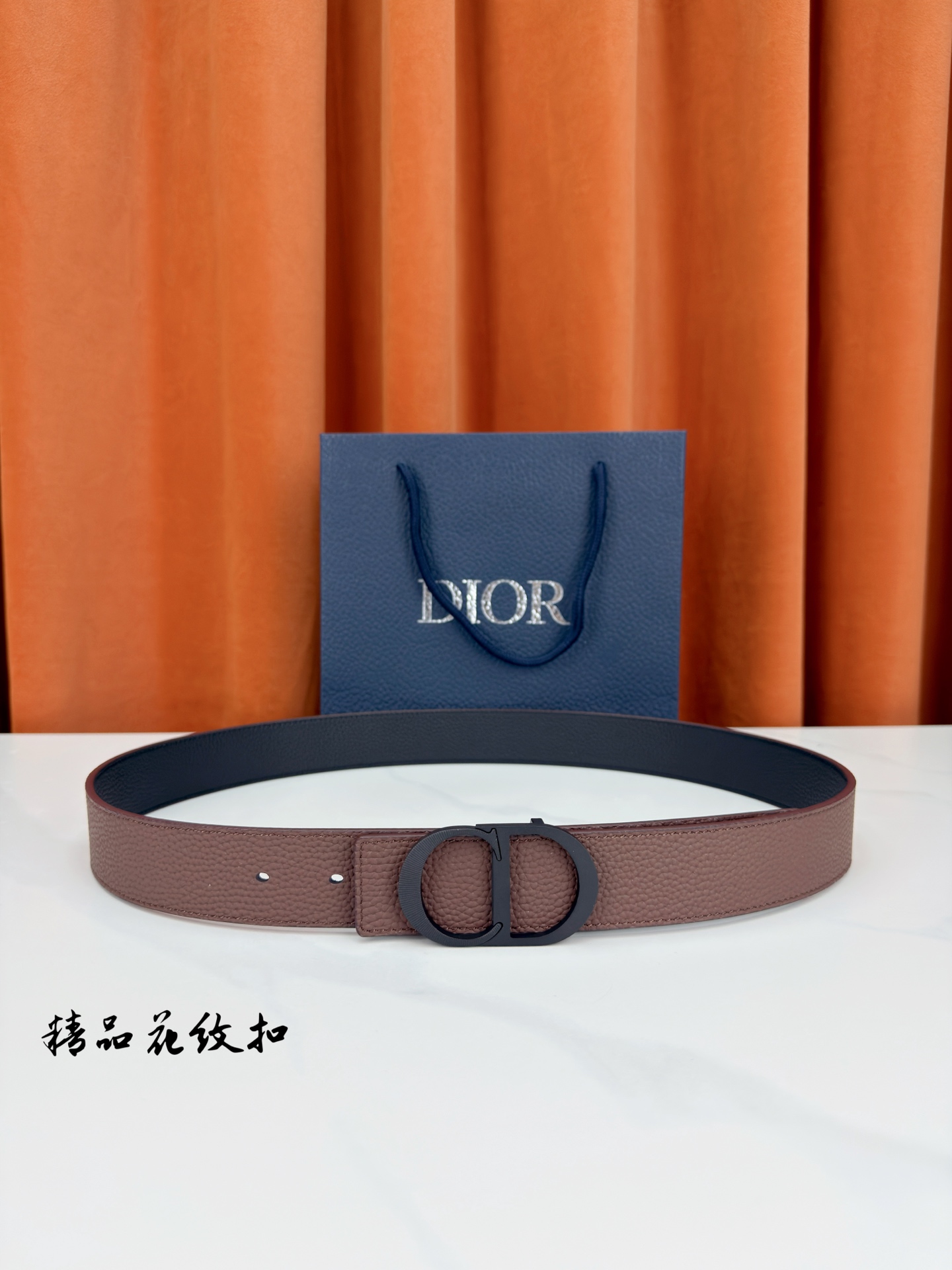 DIOR 3.5cm经典宽度，正装休闲皆宜。一面深棕一面极简纯黑，CD金属扣细节彰显品味。一带两用，从容