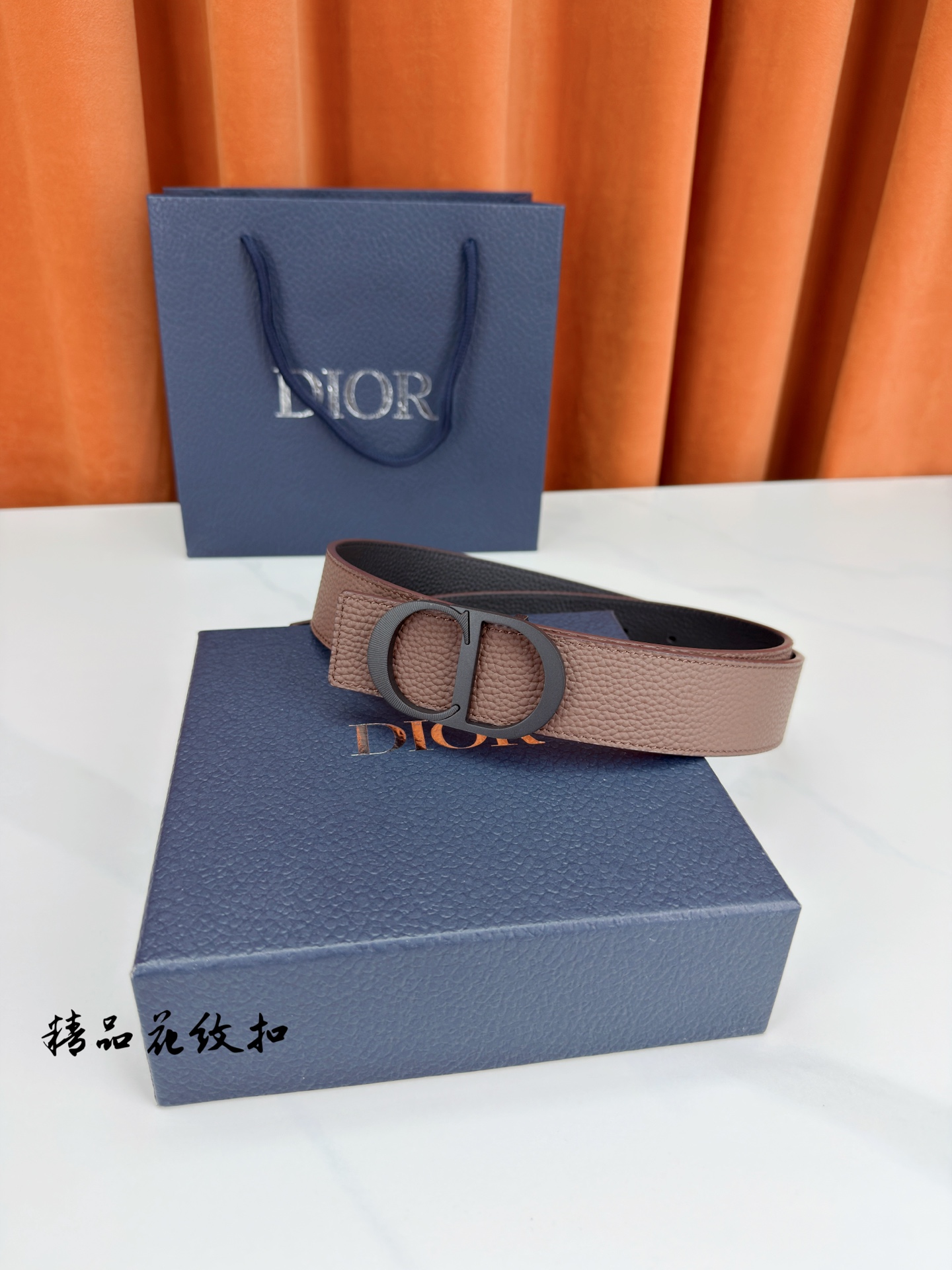 DIOR 3.5cm经典宽度，正装休闲皆宜。一面深棕一面极简纯黑，CD金属扣细节彰显品味。一带两用，从容