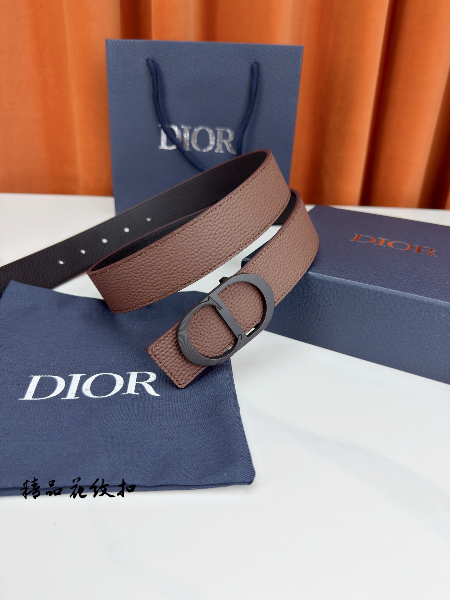 DIOR 3.5cm经典宽度，正装休闲皆宜。一面深棕一面极简纯黑，CD金属扣细节彰显品味。一带两用，从容