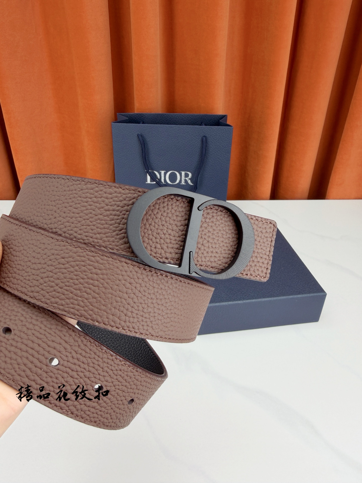 DIOR 3.5cm经典宽度，正装休闲皆宜。一面深棕一面极简纯黑，CD金属扣细节彰显品味。一带两用，从容