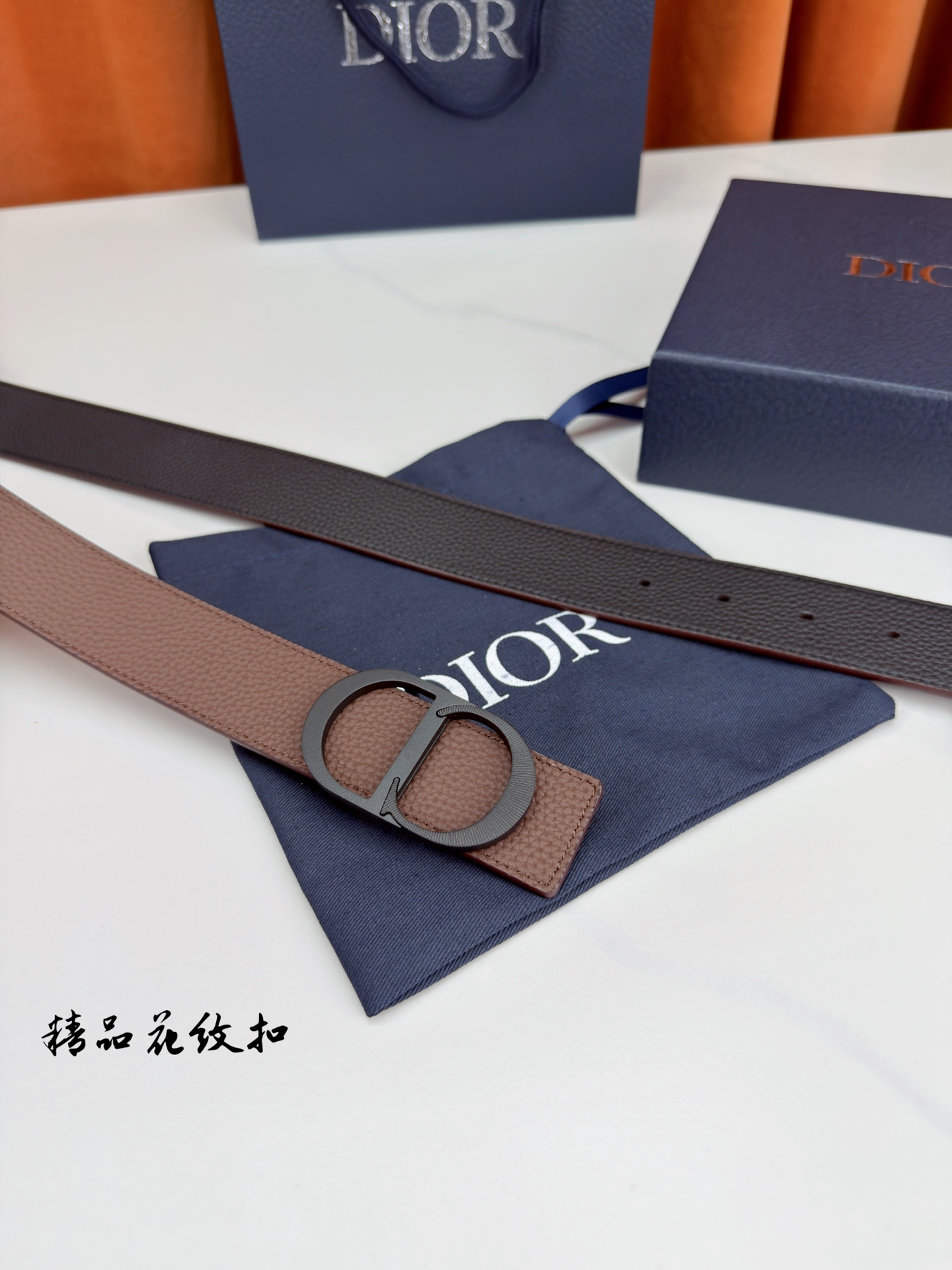 DIOR 3.5cm经典宽度，正装休闲皆宜。一面深棕一面极简纯黑，CD金属扣细节彰显品味。一带两用，从容