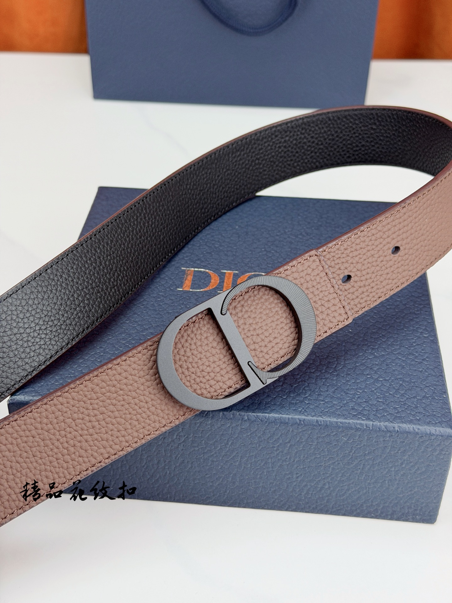 DIOR 3.5cm经典宽度，正装休闲皆宜。一面深棕一面极简纯黑，CD金属扣细节彰显品味。一带两用，从容