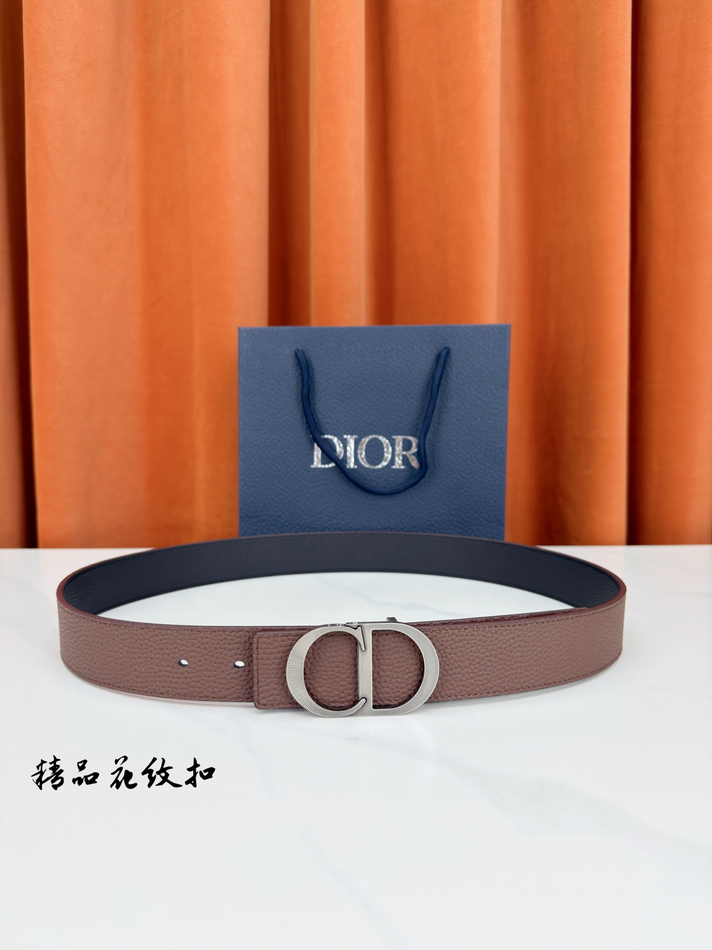 DIOR 3.5cm经典宽度，正装休闲皆宜。一面深棕一面极简纯黑，CD金属扣细节彰显品味。一带两用，从容